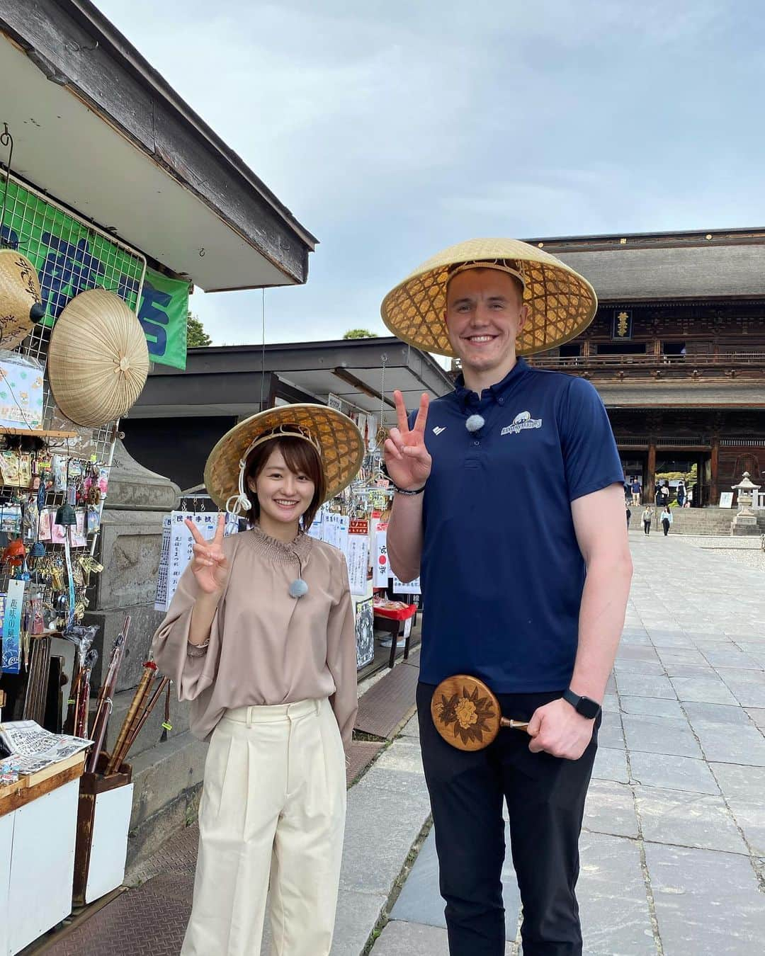 佐藤ちひろのインスタグラム：「明日土曜午前11時からは「バスケ☆FIVE」 ※一部地域を除く  🇯🇵代表のラストピース #信州ブレイブウォリアーズ #ジョシュホーキンソン 選手の来日秘話に迫ります🔥  そして、ホーキンソン選手と ロケで善光寺に行ってきました！ 参拝したり、おやきを食べたり、 おみくじひいたり(わたしは初めての凶にショック😰)、 笠を被ったり…🙌  いろんな人に声をかけられていて、 長野のヒーローなんだなと実感しました☺️  さらに #Bリーグアワード の模様もお届けします🏆  先週に続きSPゲスト #五十嵐圭 選手❣️   #善光寺　#参拝　#おやき　#笠　#おみくじ」