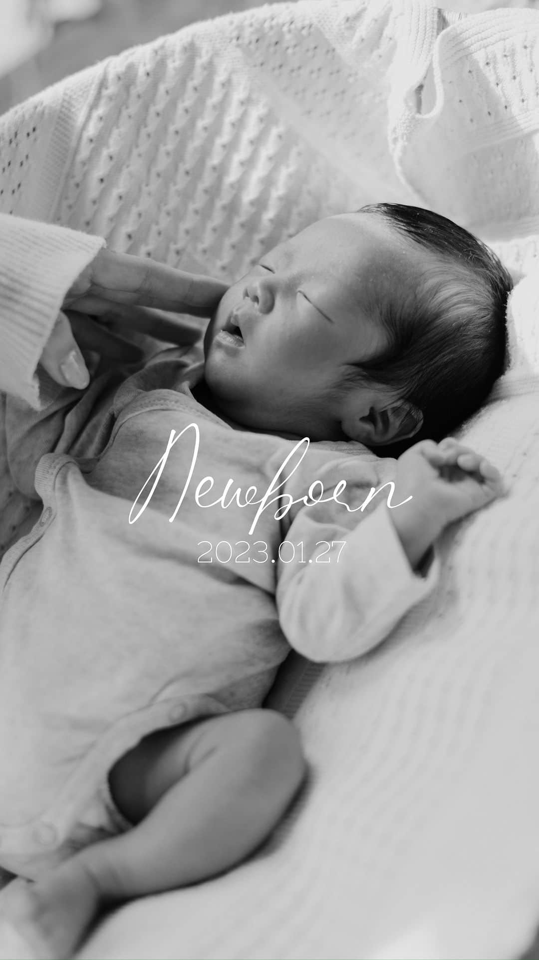 MAOIWATAのインスタグラム：「もう懐かしい🥹💕 この時は初のお外でビビりまくりやったけど newborn撮ってよかったなあ😭🫶  今見るとほんと小さい〜！！！ 大きくなったね😭！！  #ニューボーンフォト #ニューボーン #新生児 #新生児フォト #令和5年ベビー #男の子ベビー」