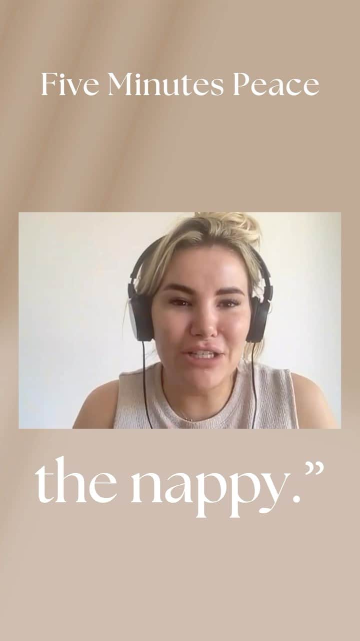 ジョージア・コウソウロウのインスタグラム：「The FEAR of changing your first nappy is real!! Hands up if you relate 🙌  🎙️ New episode out now, link in bio to listen 💖  #fiveminutespeace #parenting #relateable #nappies」