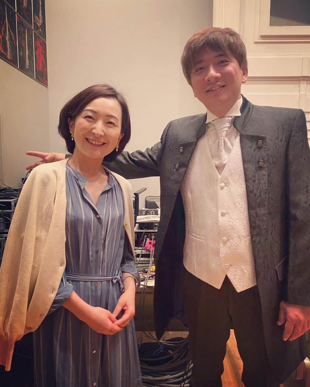 田添菜穂子さんのインスタグラム写真 - (田添菜穂子Instagram)「新日本フィル「すみだクラシックへの扉〜美しきバロック音楽の世界」鑑賞✨ 新日本フィルの皆さん&デリック・イノウエさんの美しい響きとカウンターテナー藤木大地さんの素晴らしい歌声を堪能しました！！  「オンブラマイフ」の出だしの長い「オー」の音からそれはそれは美しく、一音ですでに泣きそうになりました…リナルドの「涙の流れるままに」、モーツァルトのケルビーノのアリアやアヴェヴェルムも新日本フィルの皆さんの美しいシルクのような素晴らしい演奏と藤木さんのお声がとてもマッチしていて、極上のひとときでした。 もうひと泣きしたのは、最後の「エウリディーチェを失って」。自分のせいで妻を失ったオルフェオの悲しみが藤木さんの歌と演技で胸に迫ってきて、本当に切なかったです！！ BRAVO！！  オーケストラ単独の曲も、本当に素晴らしく、夏の夜の夢序曲やモーツァルトのリンツは、とっても軽快で爽やかで梅雨を吹き飛ばすかのよう！最高でした！  明日も同プログラムだそうですので、ぜひぜひ！！  楽屋でBRAVOな藤木さんにお会いできました！ほんとにおちゃめさん。撮られてる時は気づきませんでした😂  オケの皆さまにもお会いできて嬉しかったです！！来週、司会でご一緒できる皆さまも多そうで、嬉しい！！ コンマスは今日と同じく西江さんだそう。皆さまどうぞよろしくお願いします！コンサートはこちら、オールすみだな面白いコンサートになりそうです！！https://www.njp.or.jp/concerts/230617  @daichi_fujiki @amati.inc @newjapanphil @triphonyhall   #藤木大地 #新日本フィル #新日本フィルハーモニー交響楽団 #すみだクラシックへの扉 #デリックイノウエ #カウンターテナー#セルセ #オンブラマイフ #リナルド #涙の流れるままに #フィガロの結婚 #恋とはどんなものかしら #アヴェヴェルムコルプス #オルフェオとエウリディーチェ #エウリディーチェを失って #精霊の踊り #グルック #モーツァルト #リンツ」6月9日 18時24分 - nahokotazoe