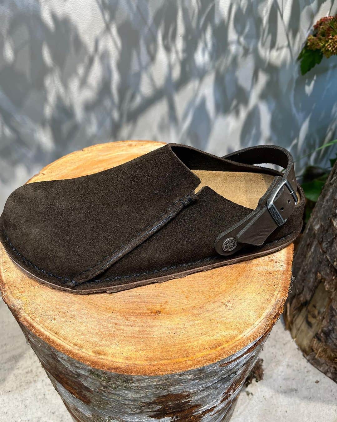 福田葉子さんのインスタグラム写真 - (福田葉子Instagram)「フェルト素材のグレーグラデのビルケンも素敵〜目移りするやないかーい。 ここでももこもこ素材の靴。トレンドですねぇ。サンダルにソックスという組み合わせも定着してきた昨今、当然の流れなのかもしれません。 靴好きにはたまらない秋冬展示会巡りなのです。 #birkenstock #birken #sandals #2023fw 2023aw #shoes #ビルケンシュトック　#サンダル　#ビルケン　#2023秋冬　#サンダル　#展示会」6月9日 18時25分 - yoyoyokoko