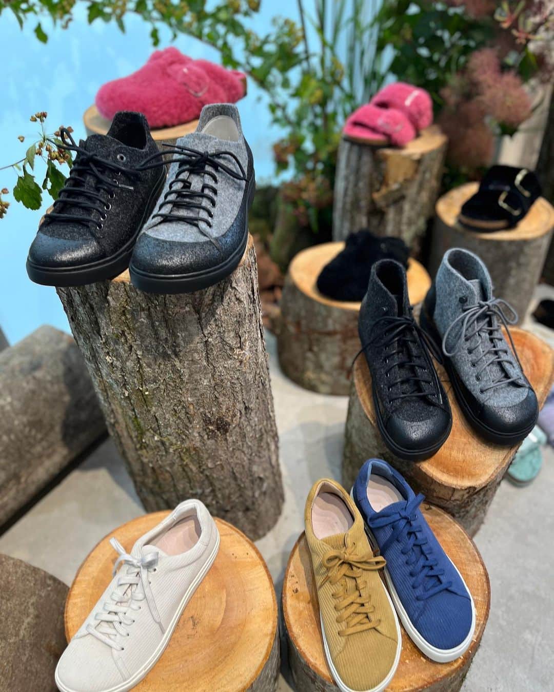 福田葉子さんのインスタグラム写真 - (福田葉子Instagram)「フェルト素材のグレーグラデのビルケンも素敵〜目移りするやないかーい。 ここでももこもこ素材の靴。トレンドですねぇ。サンダルにソックスという組み合わせも定着してきた昨今、当然の流れなのかもしれません。 靴好きにはたまらない秋冬展示会巡りなのです。 #birkenstock #birken #sandals #2023fw 2023aw #shoes #ビルケンシュトック　#サンダル　#ビルケン　#2023秋冬　#サンダル　#展示会」6月9日 18時25分 - yoyoyokoko