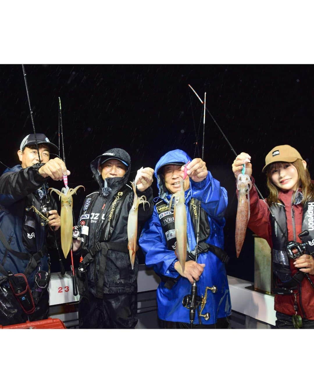 伊賀愛優菜さんのインスタグラム写真 - (伊賀愛優菜Instagram)「･ 昨日は、fishinglover東海の撮影で crazyoceanさんと 福井県敦賀の竹宝丸さんに乗ってイカメタル 行ってきました〜！🦑 ･ 数日前までかなり渋いと聞いてたので 1杯釣れたらいいなあと思ってたのですが… 雨と風の中やり続け ケンサキイカとスルメイカ大量！！🦑✨️ ･ めっちゃ楽しかった〜😆✨️ ･ い〜っぱい持って帰ったので たくさん食べたいと思います🦑🦑 ･ fishinglover東海の放送日は7/8（土） テレビ愛知にて 午前 7:00～7:30  ･ 【⠀タックルデータ 】 ロッド:crazyocean オーシャンウィップ B65A リール:SHIMANO グラップラープレミアム 150XG ライン:TORAY ジギングPEパワーゲーム X8 0.6号 スッテ:crazyocean メタラー TG 25号  二日酔い/ＵＶ/ブルー夜光 ･ 【  レインウェア 】 SHIMANO ▶︎アングラーズシェル ジャケット 01 ブリック ▶︎アングラーズシェル パンツ 01 ブラック ･ #イカメタル #ケンサキイカ #スルメイカ #釣りガール #釣り #釣り女子 #fishing #fishinglife #shimano  #낚시  #fishinggirls  #instafish #fishingdaily #saltwaterfishing #angler #釣り好きと繋がりたい  #オフショア #ocean #東レ #TORAY #東レモノフィラメント #ソラローム #ジギング  #钓鱼 #shimanofishing #シマノフィッシング  #crazyocean #fishinglover東海 #TV愛知」6月9日 18時30分 - ayugram_125