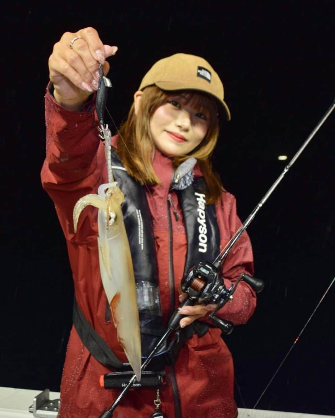 伊賀愛優菜さんのインスタグラム写真 - (伊賀愛優菜Instagram)「･ 昨日は、fishinglover東海の撮影で crazyoceanさんと 福井県敦賀の竹宝丸さんに乗ってイカメタル 行ってきました〜！🦑 ･ 数日前までかなり渋いと聞いてたので 1杯釣れたらいいなあと思ってたのですが… 雨と風の中やり続け ケンサキイカとスルメイカ大量！！🦑✨️ ･ めっちゃ楽しかった〜😆✨️ ･ い〜っぱい持って帰ったので たくさん食べたいと思います🦑🦑 ･ fishinglover東海の放送日は7/8（土） テレビ愛知にて 午前 7:00～7:30  ･ 【⠀タックルデータ 】 ロッド:crazyocean オーシャンウィップ B65A リール:SHIMANO グラップラープレミアム 150XG ライン:TORAY ジギングPEパワーゲーム X8 0.6号 スッテ:crazyocean メタラー TG 25号  二日酔い/ＵＶ/ブルー夜光 ･ 【  レインウェア 】 SHIMANO ▶︎アングラーズシェル ジャケット 01 ブリック ▶︎アングラーズシェル パンツ 01 ブラック ･ #イカメタル #ケンサキイカ #スルメイカ #釣りガール #釣り #釣り女子 #fishing #fishinglife #shimano  #낚시  #fishinggirls  #instafish #fishingdaily #saltwaterfishing #angler #釣り好きと繋がりたい  #オフショア #ocean #東レ #TORAY #東レモノフィラメント #ソラローム #ジギング  #钓鱼 #shimanofishing #シマノフィッシング  #crazyocean #fishinglover東海 #TV愛知」6月9日 18時30分 - ayugram_125