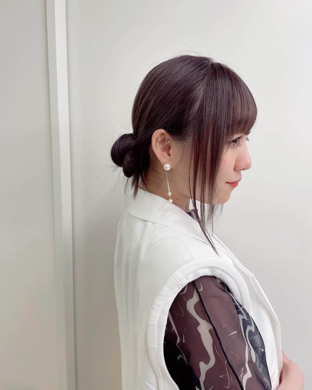 須田亜香里さんのインスタグラム写真 - (須田亜香里Instagram)「写真は先週放送された愛知あたりまえの時の。 髪色がパープル系で可愛いですね🍇 前髪ぱっつん、おくれ毛多めのストレートもいい感じ☺️  愛知で放送されている番組はlocipoというアプリで無料配信されているものも多いので、ぜひ全国から観てねーっ 今は #愛知あたりまえ #daigoの東海地方  #ps純金 などが配信中！  #前髪ぱっつん #カチモリヘア #バイオレット  #須田亜香里衣装 #後ろに #シャバーニ」6月9日 18時31分 - akarisuda