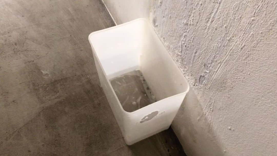 石塚啓次のインスタグラム：「5年前くらいからの上からの水漏れ 原因は上の家と建物の排水管の連結部分！ 弁護士から手紙で送ったけど上の大家も保険会社も建物の管理者も保険会社もうちの大家も保険も不動産会社も全員責任逃れで大逃走中！ 俺がスペイン人なら、こうはならなかったやろう！ アジア人で外国人の訴えの声なんて聞いてくれないやろうな、、、、やっぱり俺なんかにここで店したり住んで欲しくないんやな、、、諦めて帰国するの待ってるんやろなぁ、、、 何も悪くない俺の金で直すしかないらしい、、、金ないしどうしよう、、、ちゃんと税金も払ってきてるけどここの人達からは全く受け入れられて無いな、、、、残念通り越して何て言っていいか？分からない、、、  訴えるのも3000ユーロ以上かかるし時間もかかるし無理な状態です。」