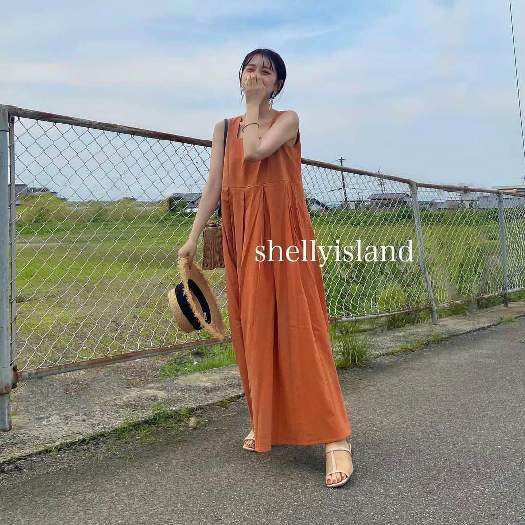 yumemiのインスタグラム：「田舎道で笑うオレンジの女🌾  夏ー！！ってコーデ🍊  @shellyisland_official   このオレンジワンピ大人っぽいカラーとデザインでサラッと着れる！！  どイエベな私には大優勝🍊 下にTシャツ合わせても◎  田舎道じゃなく海とかが似合うワンピですな（笑）  #オレンジコーデ #ワンピース #夏コーデ #イエベ春 #イエベ春コーデ #低身長コーデ #ママコーデ #shellyisland」