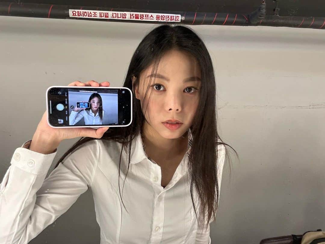 ユン・ジウォンのインスタグラム：「시켜줘. 명예 MZ.」