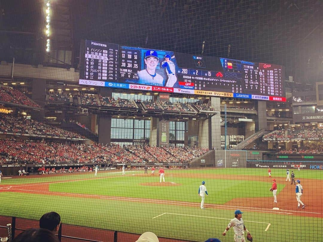 小野竜輔さんのインスタグラム写真 - (小野竜輔Instagram)「2泊3日男だらけのスーパー北海道旅行にいきました。 回転寿司食べたり白い恋人パークいったりエスコンフィールドで野球見たりジンギスカン食べたり味噌ラーメン食べたり旭山動物園いったり青い池見たりダーツとビリヤードしたりスープカレー食べたりプリン食べたりラベンダー畑いったら全然咲いてなかったりラジバンダリしました。  北海道が最高すぎて楽しすぎて楽しすぎて帰りたくないけどまた明日から東京で頑張りますー。  #北海道 #でっかいどう」6月9日 18時46分 - onodora0813