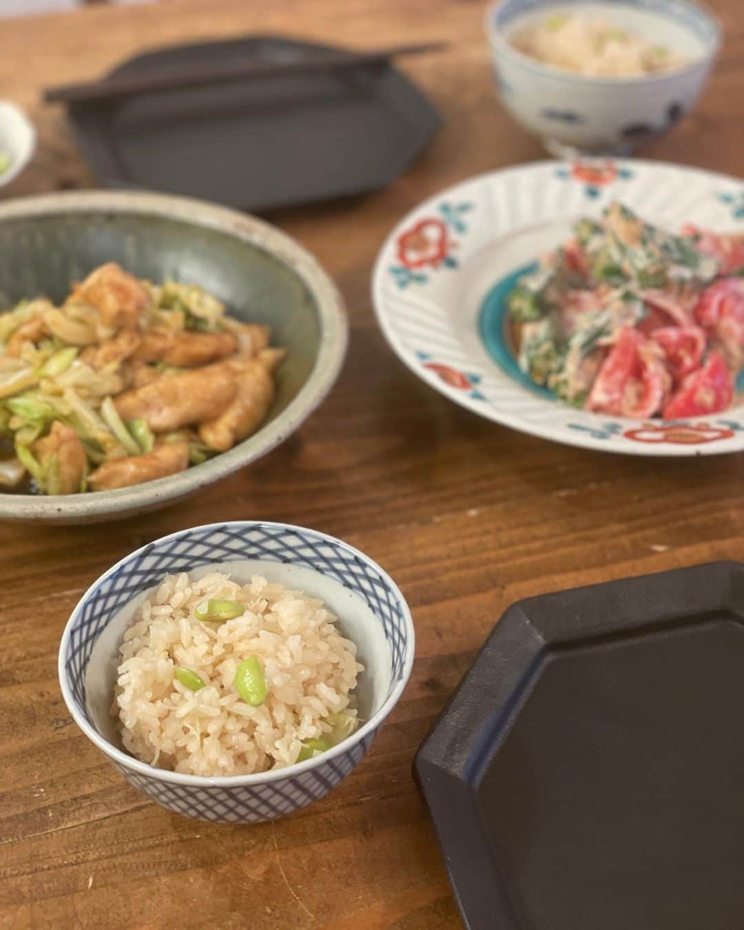 田中マヤさんのインスタグラム写真 - (田中マヤInstagram)「昨日の枝豆の残り…。 どうしよっかなーー。 帆立の缶詰あるなー。  ん🫢炊き込みご飯にしたら美味しそう。  ということで。 初めての組み合わせの炊き込みご飯  👦🏻に味見してもらったら、 好評でした😁  残り物だったけど、 美味しい組み合わせと出会って なんだか幸せな食卓✨  いただきます。 （あ。私もお米食べちゃったわ🙄）  #マヤのごはん #枝豆と帆立の炊き込みご飯 #炊き込みご飯 #晩ご飯 #dinner #저녁밥 #いただきます」6月9日 18時40分 - tanakamaya__official