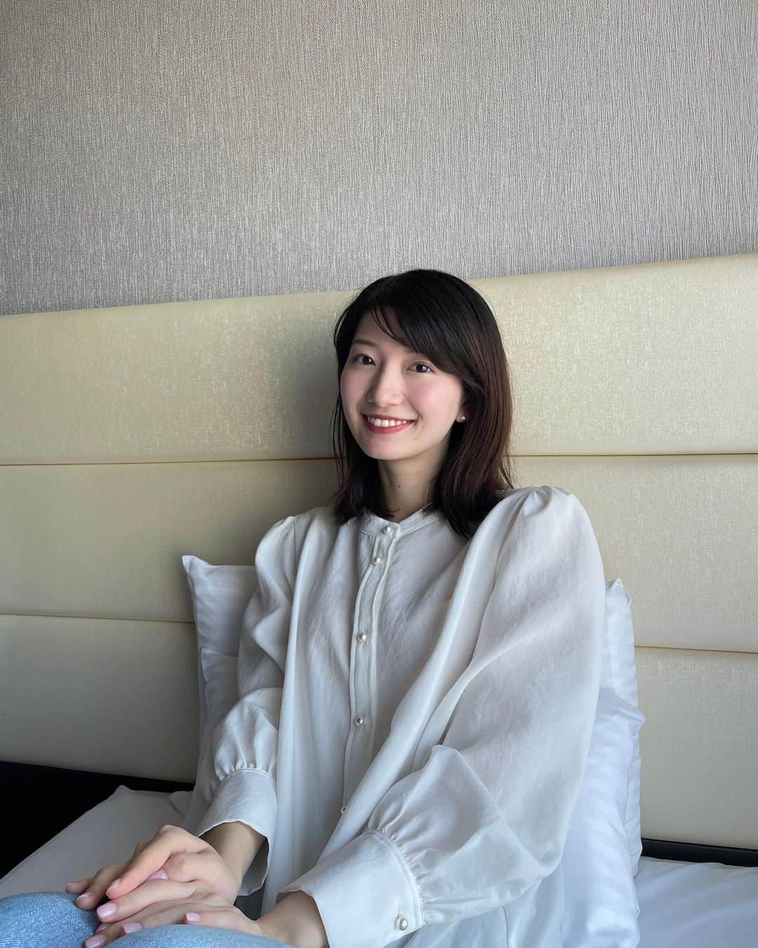 吉村恵里子のインスタグラム：「・ 先月姉と母と名古屋に行ってきました！  美味しいものを食べて、 綺麗な鯉のぼりを眺めて、 新しいお皿やコップを買い、 楽しい旅になりました。💝  名古屋城の天守閣には登れませんでしたが、猫たちものんびりしていて、名古屋いいなぁ。また行くだがや〜！という気持ちになりました。☺️ (名古屋の方言好きです)(使い方合ってますか?)  味仙で食べたラーメンの辛さを思い出しています。また食べたい！🍜  #名古屋 #味仙 #矢場とん #名古屋旅行 #名古屋喫茶店」