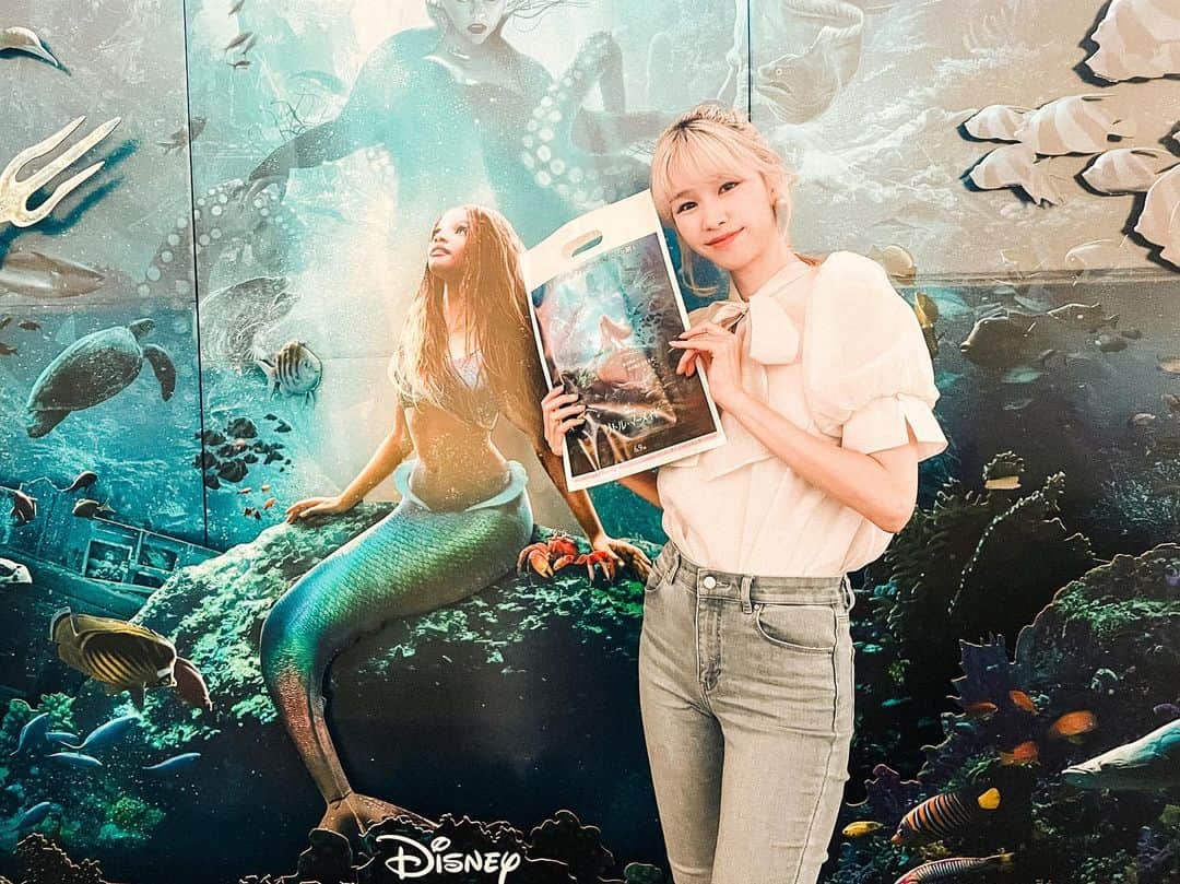 浅場佳苗のインスタグラム：「少し前に『リトル・マーメイド』の試写会にも、 伺わせていただきました.. ！🥲✨  冒頭から美しすぎる音楽と映像に、 ぐっと引き込まれて、 海の世界をびゅんびゅん泳ぎ回って、 陸の世界を大冒険して、 気付いたらエンドロールを眺めながら、 とてつもない感動にぎゅっと包まれてました🧜‍♀️✨  新曲たちもとっても素敵で、 サントラをヘビロテしてます！🐚🤍  あと、マックスがとっても可愛かった.. ！🐶✨ #リトルマーメイド #アリエルの歌声聴いてみて #ディズニー #tokyo #japan #dancemusic #dancepop #edm #singer #songwriter #シンガーソングライター #フレキシタリアン #ゆるヴィーガン #動物愛護 #サスティナブル #エコ #地球にやさしいミュージシャン #愛犬家 #tiktok #浅場佳苗 #kanaeasaba」