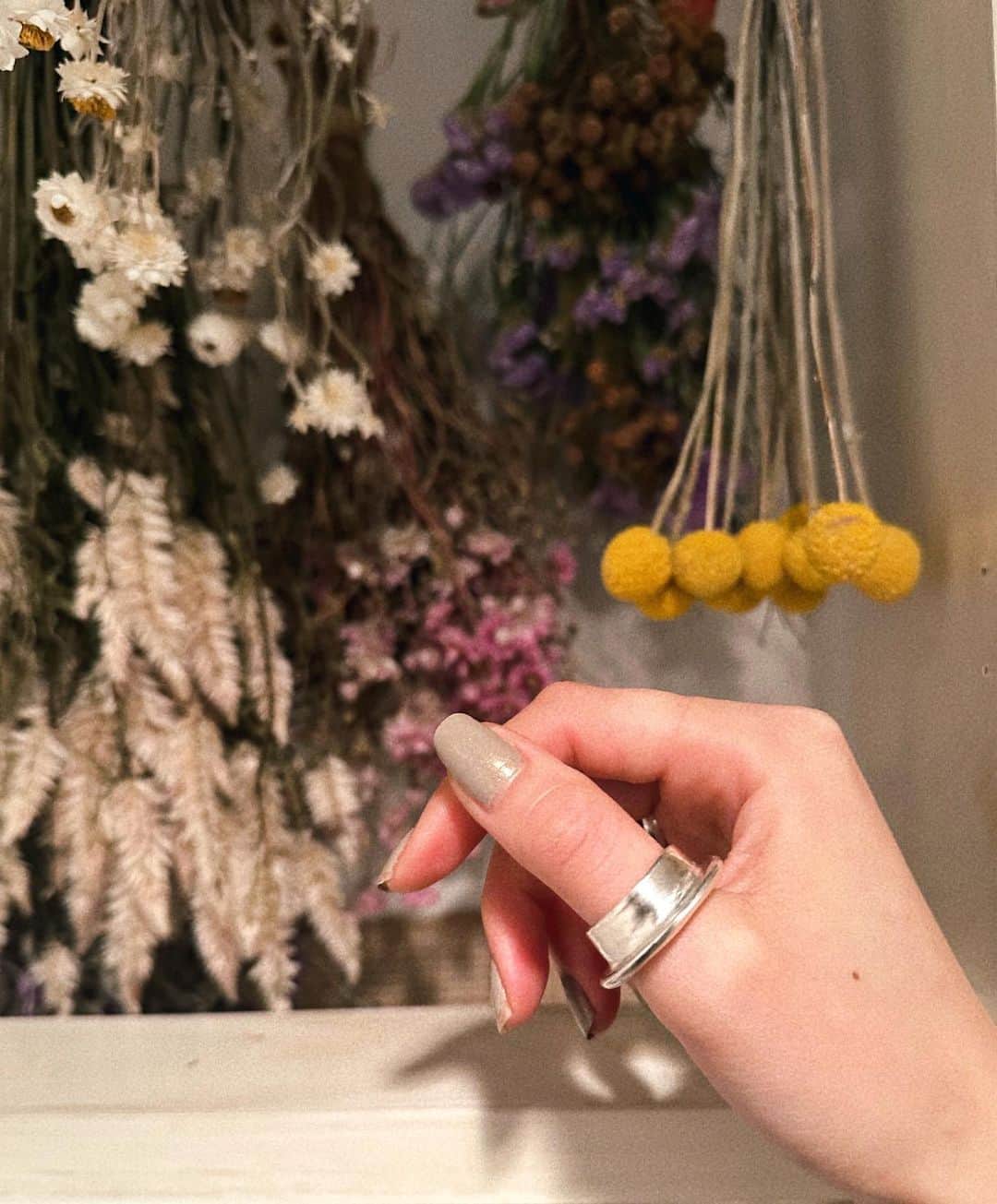 入夏さんのインスタグラム写真 - (入夏Instagram)「New silver ring🖤  6/6ゾロ目イベントで発売した新作のリング。 デザインした中でもこれが1番お気に入り❤️ ボリューム感のあるシルバーリングがやっぱり好きで 性別問わず着けやすいデザインにしてみた🫶  一つ一つ作ってるから、 サイズはカスタムオーダー出来るよ！  他にもミラーや携帯灰皿も作ったの✨ オンラインストアチェックしてみてね🏃‍♀️ @dbc_nippon」6月9日 18時43分 - iruka__offi