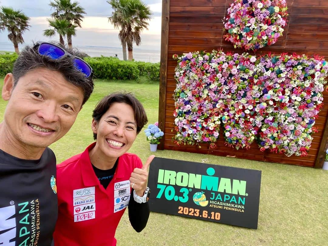 上田藍のインスタグラム：「. 💠🌼💠🌼💠🌼💠🌼💠🌼💠🌼  IRONMAN70.3JAPAN🇯🇵 #ironman703higashimikawa  🌼💠🌼💠🌼💠🌼💠🌼💠🌼💠  いよいよ明日は【アイアンマン70.3ジャパン東三河】が開催されます🙌💠 今日はメイン会場にて、トークショーやレースコースのチェックをさせていただき、参加者の皆さんとお会いすることができ嬉しかったです🤗💓  会場には、日本一の花の生産地である田原市ならではの、お花で形付けられた素敵なアイアンマンマークが飾られていて目も心も釘付けになりました🥰🎵とっても綺麗で可愛らしかったです🌼  そして、大会前日のスイム試泳を終えた方に向けてのエイドエリア(補給所)には、ご当地名産のメロンがズラリ😲✨食べさせてもらいましたが、めちゃくちゃ甘くてジューシーで最高に美味しかったです🍈😋🍈  他にも会場に来られていた、キッチンカーグルメをMCチームの皆さんと一緒に堪能させていただきました🤤❤️  明日、レースに挑戦される皆さん！ 日頃の練習の成果が実りますように💪✨  応援に来られる皆さん！そして、サポートをされるスタッフの皆さん！ 一緒に会場で選手の皆さんにパワーをおおくりしましょう☀️🙌🏁✨  最高な１日になりますように🌠  #アイアンマン703ジャパン #東三河　#愛知県 #ironman703japan #トライアスロン #魅力たっぷり❤️ #素敵なお花　#美味しいグルメ #上田藍 #感謝🌿」