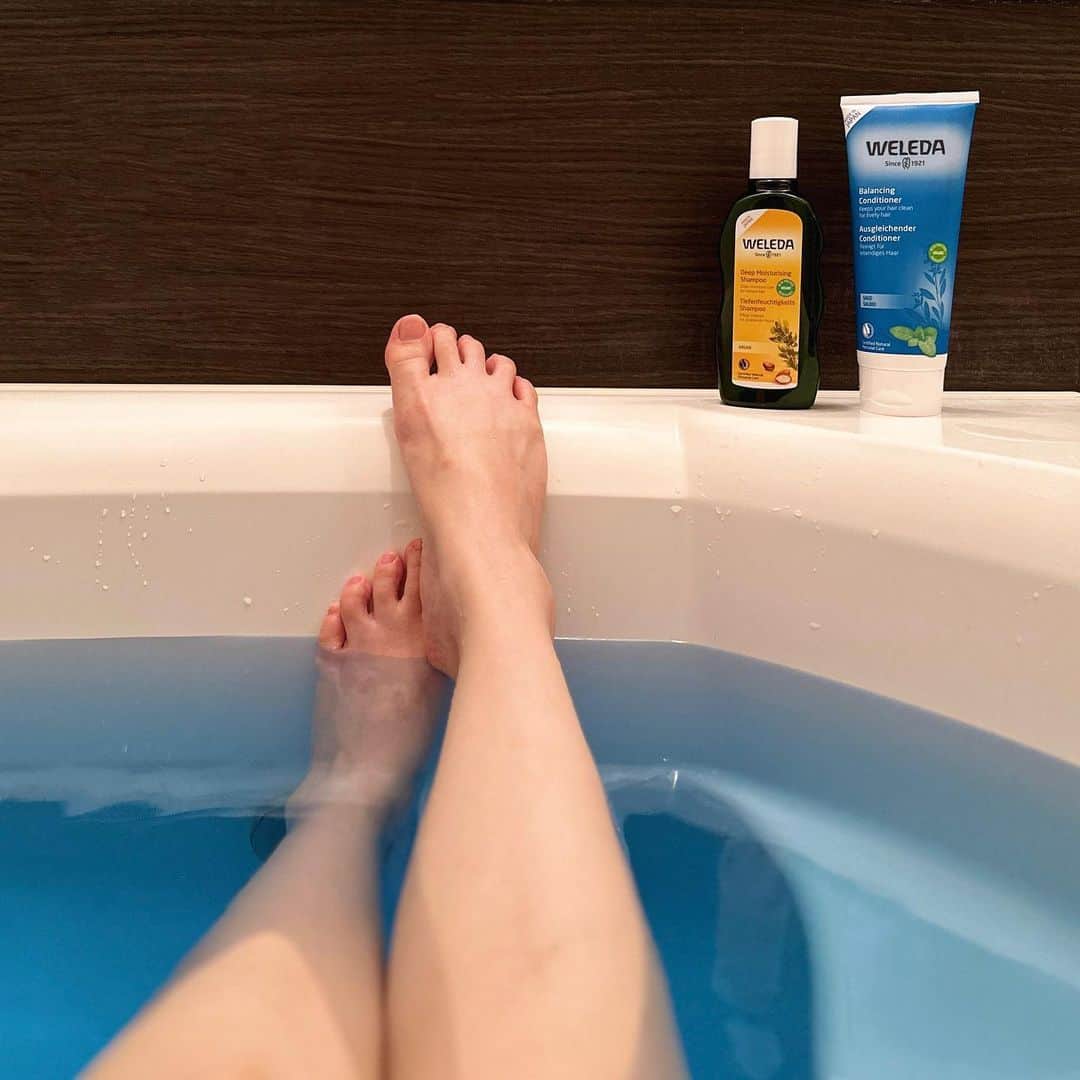 mimiのインスタグラム：「大好きなweleda♡ ロフトの展示会では必ず訪問する🥺✨  妊娠中もママケアシリーズはお世話になりました☺️  weledaはサステナブルな企業活動をしているブランドでもあり SUSTAINABLE BEAUTY AWARD2021 受賞👏  今回のロフト グリーンプロジェクトではweledaをはじめ 色々なブランドのサステナブルな取り組みも見れてよかった☺️  コスメやスキンケアの付け替えできるレフィルはケースを捨てたりするのがもったいないと思っていたので昔から好き🤍 • #ロフト展示会 #ロフトグリーンプロジェクト #サステナブルビューティー #PR #サステナブルな暮らし #サステナブルライフ #オーガニックスキンケア #weleda #weledalover #sgds #mimi美容🐹」