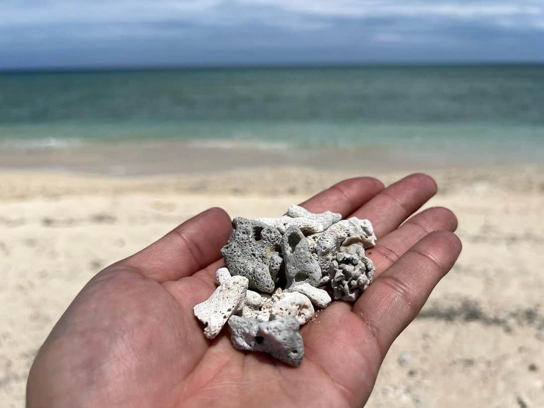 金丸竜児のインスタグラム：「綺麗な海と空‼︎  写真はゴツくていまいち映えてないけど、華奢な女性の手だったら、間違いなく映えてますね(^^)w  #沖縄　#RUDIES #ルーディーズ　#金丸竜児」