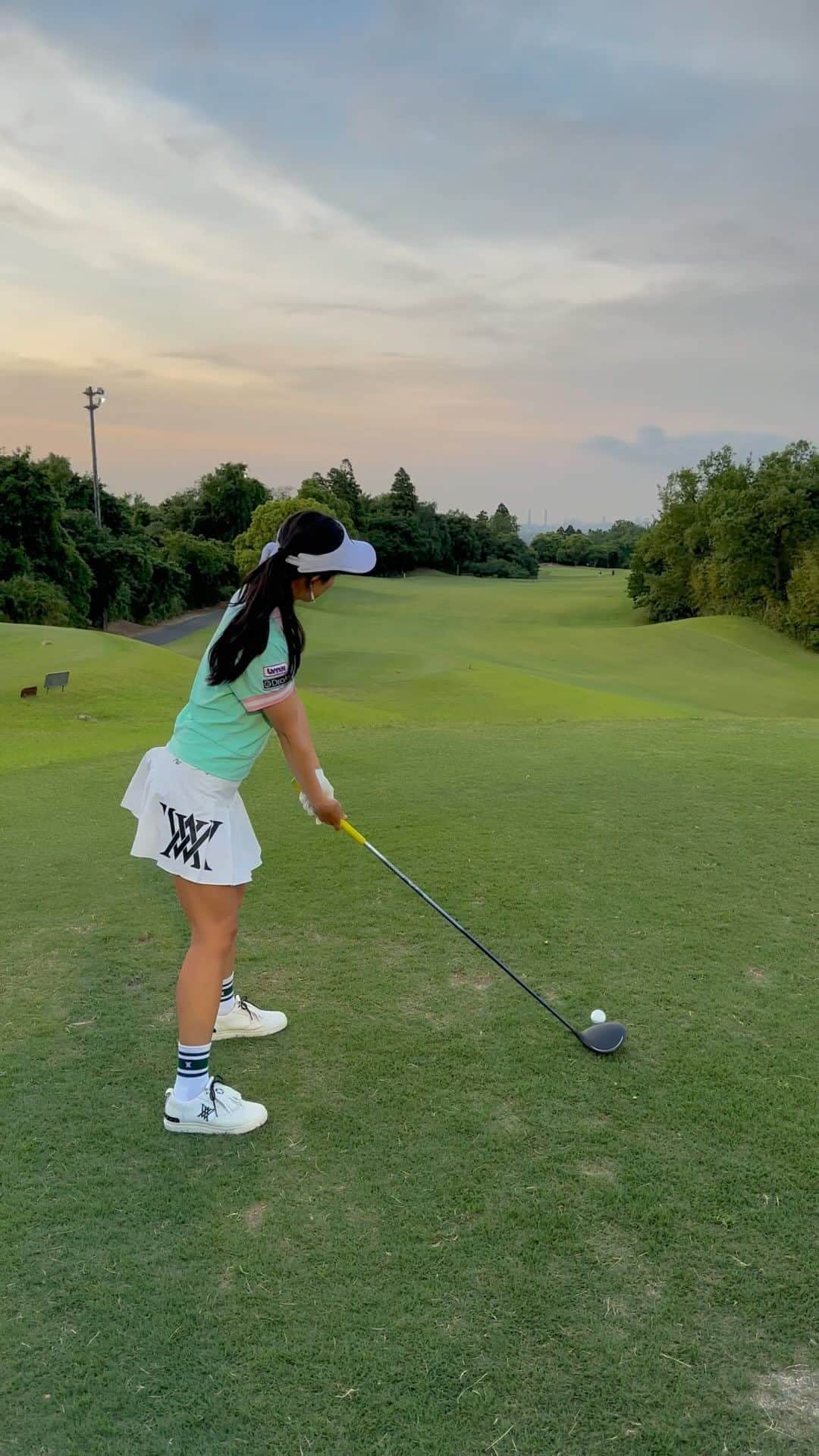 小澤美奈瀬のインスタグラム：「ナイターゴルフ⛳️💕 レインボーのお空がとっても綺麗でしょ〜🥰🌈 私の着用しているANEWのポロシャツはイタリアの生地を使用した冷感素材でルーズフィットも可愛いですよね🥰🩷ぜひ店頭、オンラインでもチェックしてくださいね😊🌟  #ゴルフ #anew  @anewgolf_himonya  @anewgolf_japan  @anewgolf_official  @anewgolf_tokyo  @anewgolf_osaka」