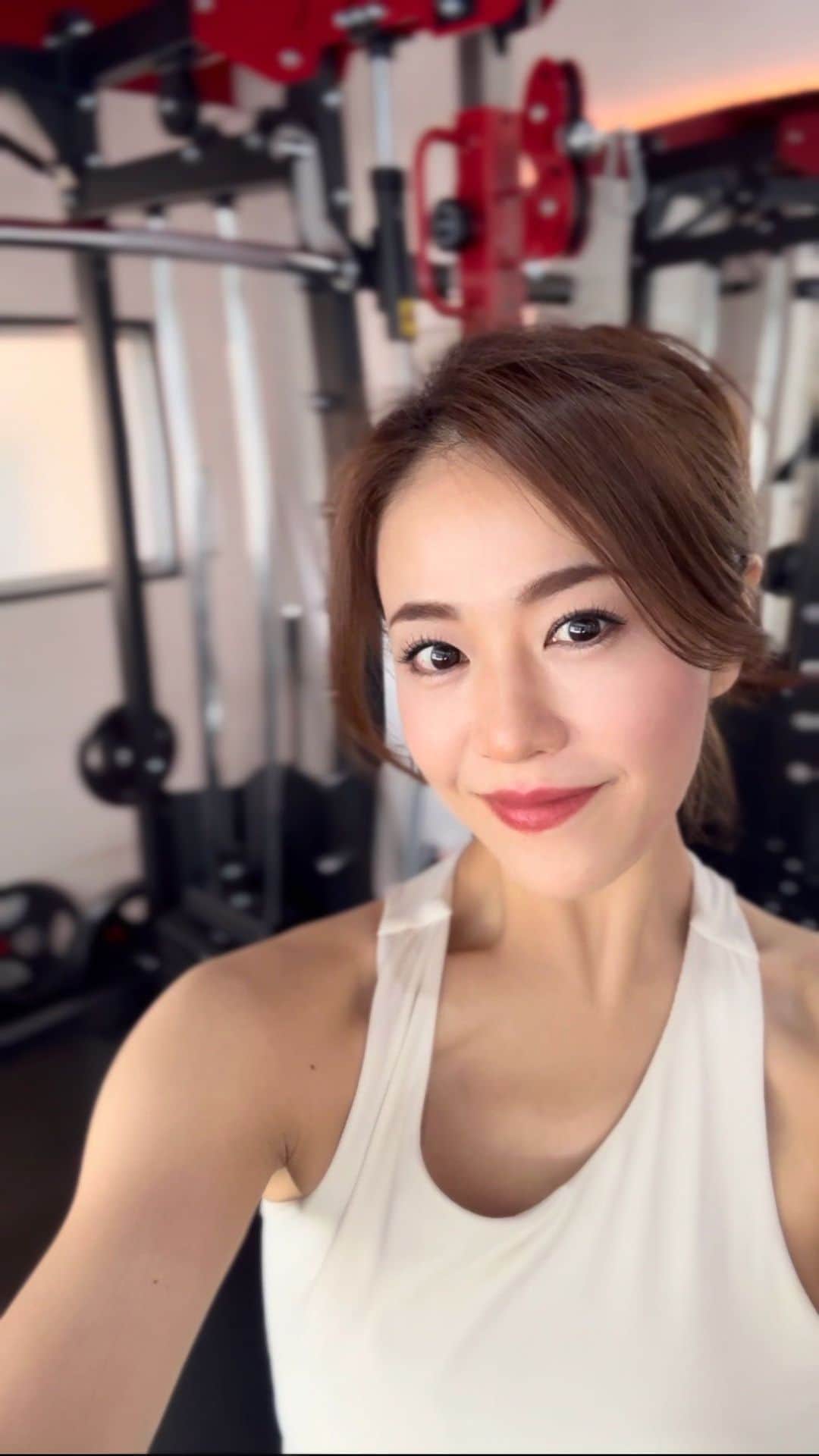 しろまっするのインスタグラム：「・ Post backday vibes 🏋️‍♀️❤️‍🔥  wear @yomoment_official 👗 10%off➡️shiroancoco socks @sockwell_jp 🧦  背中トレの続き🎥 しつこくすみません（笑）  背中トレの中でもラットプル好き( ˶ˊᵕˋ)੭  #gymmotivation #fitnessjourney #workoutvideos #wellnesslifestyle #healthyhabits #backday #トレ動画 #背中トレーニング #しろまっする」