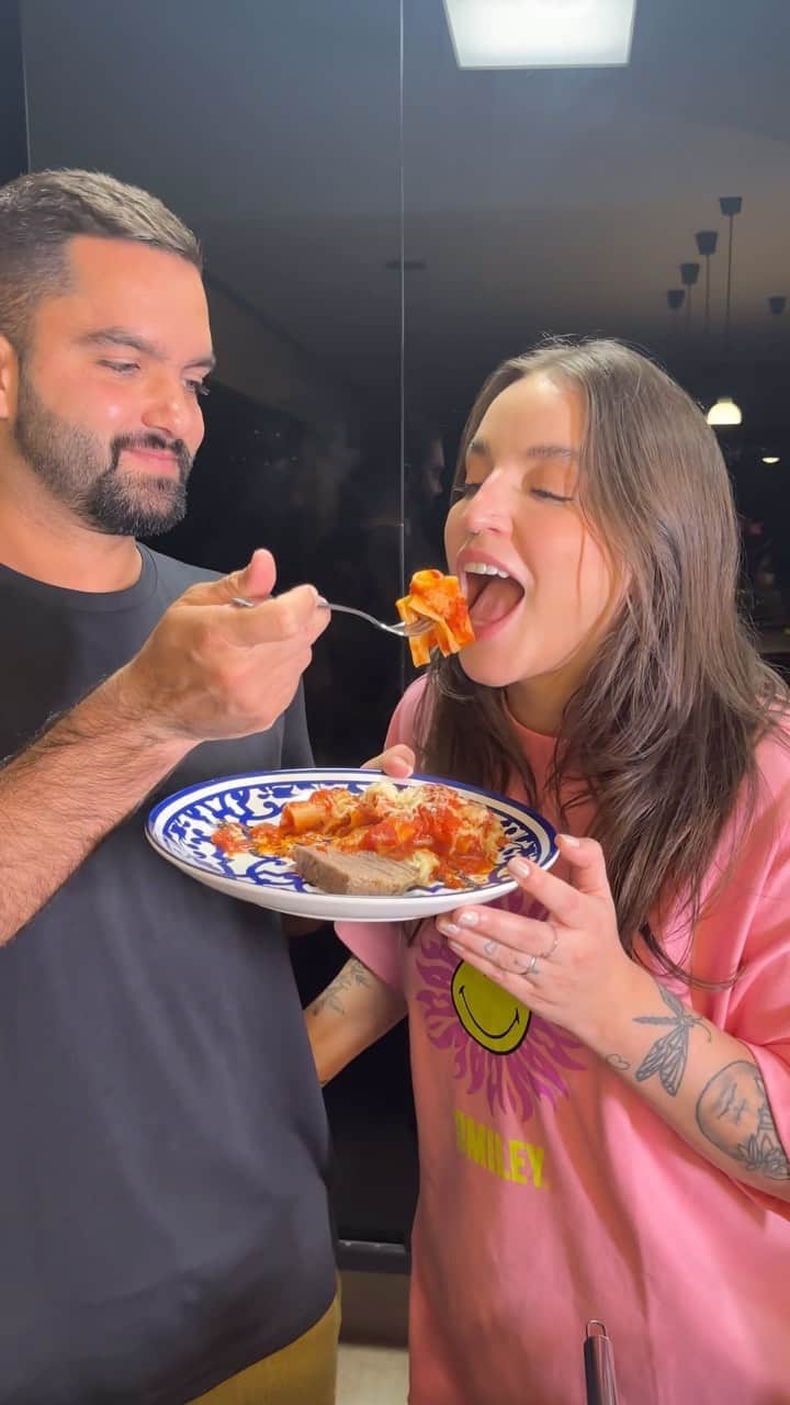 Bruna Unzuetaのインスタグラム：「Estamos chegando perto do dia dos namorados, então eu e o Lin nos desafiamos. Cozinhamos um para o outro. Senti que ele leva jeito pra coisa gente! E vocês? Gostaram do Lin na cozinha? 😏」