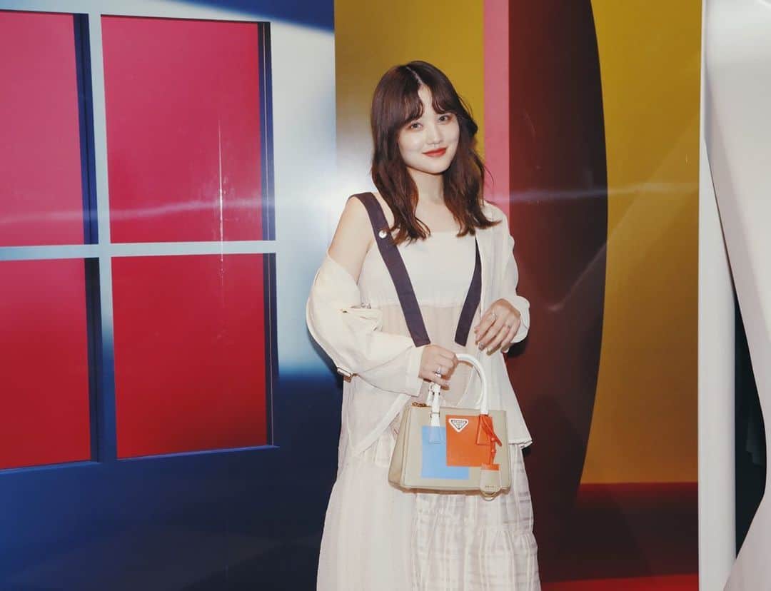 金光みり愛のインスタグラム：「#PradaGalleria @prada 🧡💙」