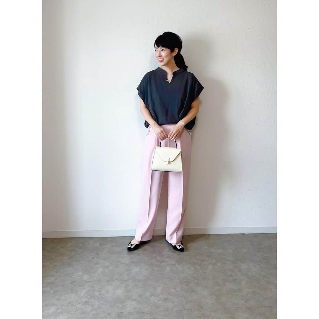 のインスタグラム：「. #recaコーデ ५ 「スリットネックフレンチスリーブカットソー」を着用 させていただきました！ . カラーはチャコールグレーです✎೯ グレー×ピンクの組み合わせが好きなので きれいめコーデにしてみました♥ パンツのポケット部分とネックレスをパールでリンク♩ . こちらのトップスタイムセール開催中です/ □6.11 sun 23:59 まで □20％OFF 　¥2970→￥2370 . お仕事コーデでも使えるし、色ち買いしたいな♧ . . @reca.magaseek  #reca #ootd #mamagirl #mineby3mootd #magaseek #valextra #tasakibalance #celford #ママコーデ #ファッション好きな人と繋がりたい #オフィスコーデ #ママコーデ #ワーママ」