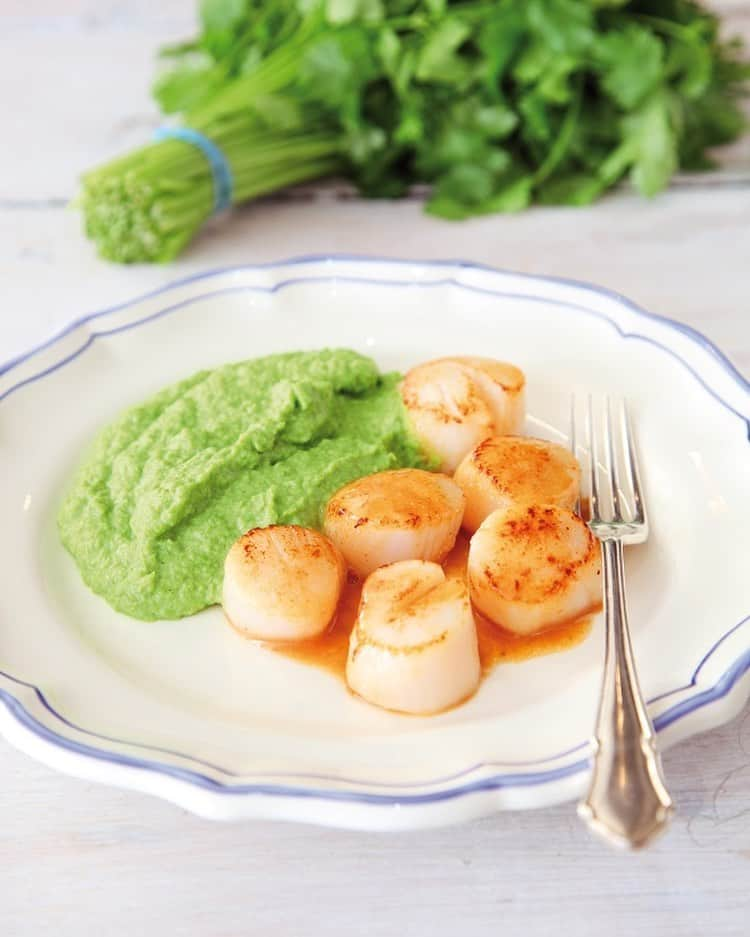 ナイジェラ・ローソンさんのインスタグラム写真 - (ナイジェラ・ローソンInstagram)「Fish for Friday! #RecipeOfTheDay is the easy-breezy Scallops with Thai-Scented Pea Purée  .  And to get the recipe, click on link in bio. Most of you may know what’s meant by “click on link in bio”, so just skip this bit, but for those who don’t, let me explain: tap on my name right up top, which will take you to a page that has a link on it that says www.nigella.com/instagram. When you click on this link, it will take you to a page of photographs: click on the photograph you want the recipe for, and you will be taken to it!  . Photograph by Lis Parsons」6月9日 9時51分 - nigellalawson