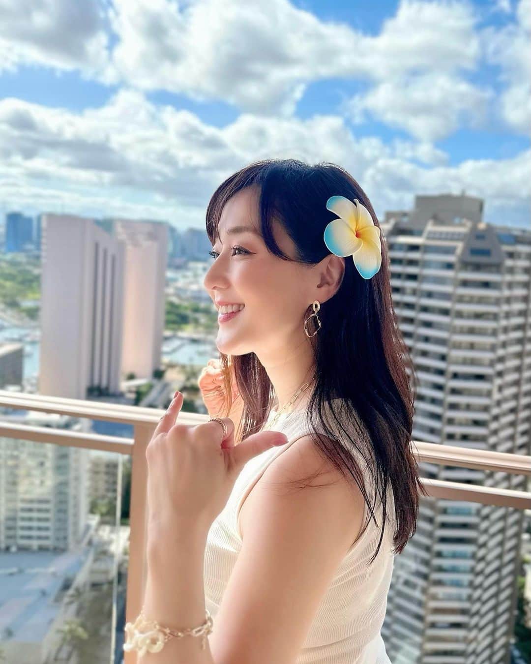 村上麻衣のインスタグラム：「今月も「レーザートーニング」を受けてきました。  今回も医師によるレーザートーニング専門店であるこちら 💠YAG BEAUTY CLINIC渋谷院💠 @yagbeauty_official  でトーニングを受けてきました。  トーニングは表皮に溜まったメラニンを少しずつ破壊するレーザー。肝斑やソバカス、さらにくすみや開いた毛穴にも効果的。 肌トーンを明るくし、色ムラのない美肌へ導いてくれます✨ 私のイメージとしては、肌の奥にいるシミ予備軍のメラニンを、トーニングのレーザーで破壊してる感じ。  私はもう5年くらい継続してやってるけど、 やり続けるとほんと新しいシミができない感じ🤭 海や夏が大好きで、日傘もささない私がシミだらけにならない理由のひとつにこのレーザートーニングがある気がしてます。  ダウンタイムもないので、施術後はお化粧してそのまま帰れます。  しかも今回もクーポンいただきました🤍 ご予約の際に「マイマイのInstagramを見た」で yagレーザートーニング＋パック 通常価格￥9,000＋tax が ご新規様￥2,980＋tax になります！⤴︎✨ このお値段で受けれることはあまりないので、この機会にぜひお試ししてみてくださいね。  レーザートーニングは、やり続けると本当に肌がキレイになりますよ〜✨👍  渋谷院は渋谷駅B2出口より徒歩1分くらいなのでアクセスが良いのも助かります。 店舗は全国にあります。  わたしまた来月も行きます。  #YAGBEAUTY #レーザートーニング #RRRマスクパック #美容 #おすすめ美容  #アラフォー美容 #アラフィフ美容」
