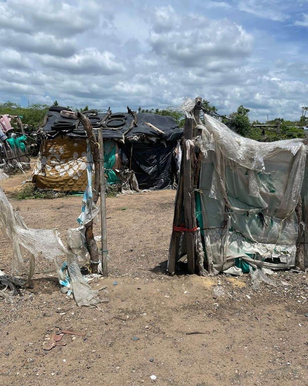 シャキーラのインスタグラム：「Esta es la situación en La Guajira. Construyendo nuevas aulas en este colegio en Maicao de la mano de @educationaboveall_eaa para atender a 300 niños más… Tanto por hacer!!」