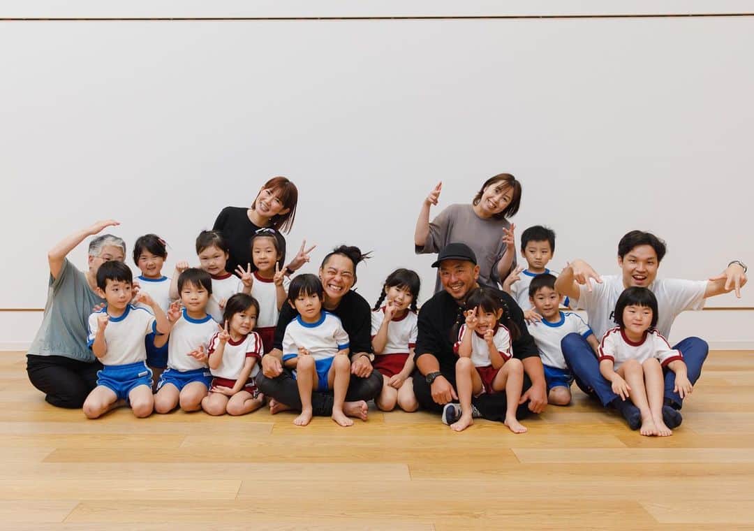 のインスタグラム：「昨日は山口県下関のひがしこども園さんでのワークショップ！！ 今回は @tas_hiro と2人でのレッスン🎶  レッスン中は園児たちと会話しながら この空間だけにしかないイイ空気が流れ 笑顔の溢れる時間となりました♪  音のスピードが変わっても、集中して しっかりとリズムを聞いて反応してくれていました！  幼少期からいっぱい音に触れて ノリノリなこども達が増えたら嬉しいなぁ〜  @higashi_kodomoen  @yoshiio1987  @yuichi_kbf @shunichi_kawahara @r.kong13  #運動能力向上pjt #全国に広がれ　#レッスン後に絵を描いてくれました　 #新たに下関に仲間ができました #出会いに感謝」