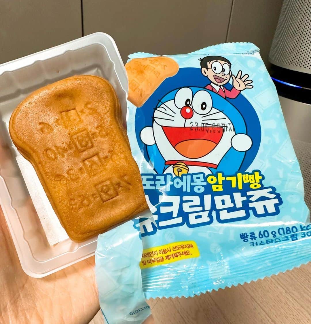 とぎもちさんのインスタグラム写真 - (とぎもちInstagram)「. 【韓国コンビニ 🇰🇷 편의점】  韓国コンビニで買った ドラえもんの暗記パン シュークリーム🍞  シュークリームといっても 韓国ではクリーム入りって意味🤣✨  中にカスタードの入った なかなか美味しいやつ😋💕  暗記パンみたいで可愛い🤣💓  #ドラえもん暗記パン #暗記パン #韓国コンビニ #韓国 #韓国パン #편의접 #편의점빵 #도라에몽암기빵 #암기빵 #とぎもち暗記パン #とぎもちドラえもん #とぎもちコンビニパン #とぎもちパン」6月9日 10時03分 - togistagram