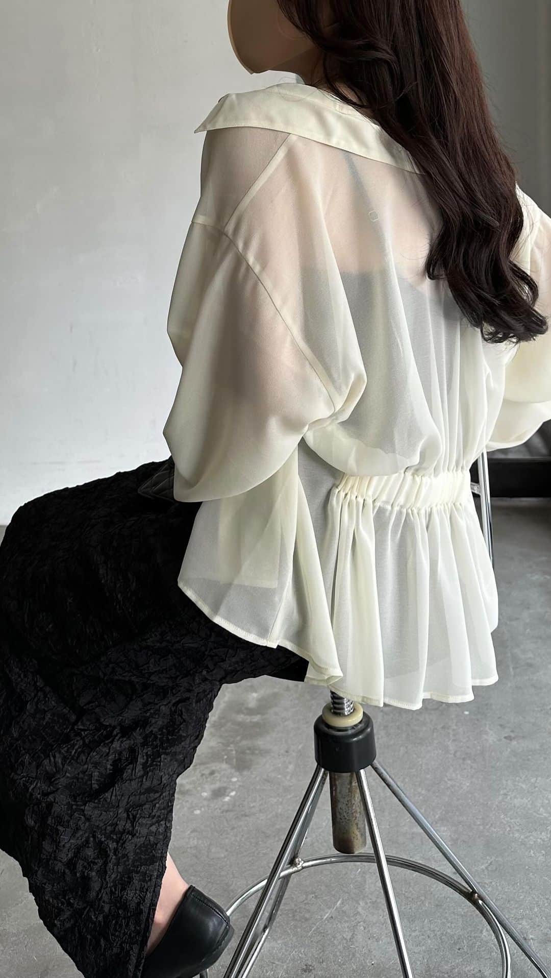 のインスタグラム：「12:00〜nario department START✨ 18:00〜予約会START♡  ＜目次＞  【バックギャザーシフォンブラウス】  スタート　ivory S ・sk：ジャガードペンシルスカート black S  16:40　gray S ・sk：ジャガードペンシルスカート black S  【ジャガードペンシルスカート】  21:01　black S ・tops：パフスリーブカットソー　white S  26:02　beige SS ・tops：パフスリーブカットソー　white S  【ウエストマークフレアベルト】  33:25　black S ・tops：BASIC TEE  white S ・sk：フロントダーツペンシルスカート black S  40:54　black S ・tops：BASIC TEE  white S ・sk：フラワーフレアスカート black S  44:06　beige S ivory？※色番 ・tops：BASIC TEE white S ・sk：マーメイドスカート　black S  48:13　brown S ・tops：BASIC Tee  white S ・sk：フロントダーツペンシルスカート brown S ※ベルト着用は50:31〜  54:31　beige S ・tops：BASIC TEE white S ・sk：フロントダーツペンシルスカートbeige SS  【インナー付きレースブラウス】  59:31　ivory S ・sk：マジョリカプリーツスカート black S  64:52　ivory S ・sk：フロントダーツペンシルスカート black S  66:59　ivory S ・pt：ベルト付きハイウエストパンツ　black S  71:12　black S ・sk：マジョリカプリーツスカート beige  S  【マジョリカプリーツスカート】  76:25　ivory SS ・tops：リブニット　ivory S  78:07　ivory SS ・tops：リブニット　ivory S ・belt：ウエストマークフレアベルト beige S」