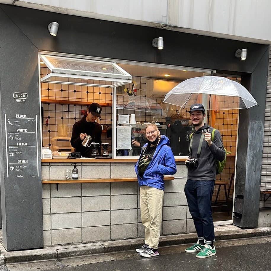 ABOUT LIFE COFFEE BREWERSさんのインスタグラム写真 - (ABOUT LIFE COFFEE BREWERSInstagram)「【ABOUT LIFE COFFEE BREWERS 道玄坂】  Hello! This is ALCB Dogenzaka!  It's raining today☔️  However, we are very happy to see so many people visiting our store, thank you very much🙏  We are open from 09:00-18:00 today!  こんにちは！ ALCB道玄坂です！  本日はあいにくの雨ですが、来店して頂く方が多くとても嬉しいですありがとうございます🙏  本日コールドブリューグアテマラでご用意してます🙌 ドライオレンジやウォールナッツのすっきりとした甘さが特徴です。 ぜひお試し下さい！  🚴dogenzaka shop 9:00-18:00(weekday) 11:00-18:00(weekend and Holiday) 🌿shibuya 1chome shop 8:00-18:00  #aboutlifecoffeebrewers #aboutlifecoffeerewersshibuya #aboutlifecoffee #onibuscoffee #specialtycoffee #tokyocoffee #tokyocafe #shibuya」6月9日 10時19分 - aboutlifecoffeebrewers