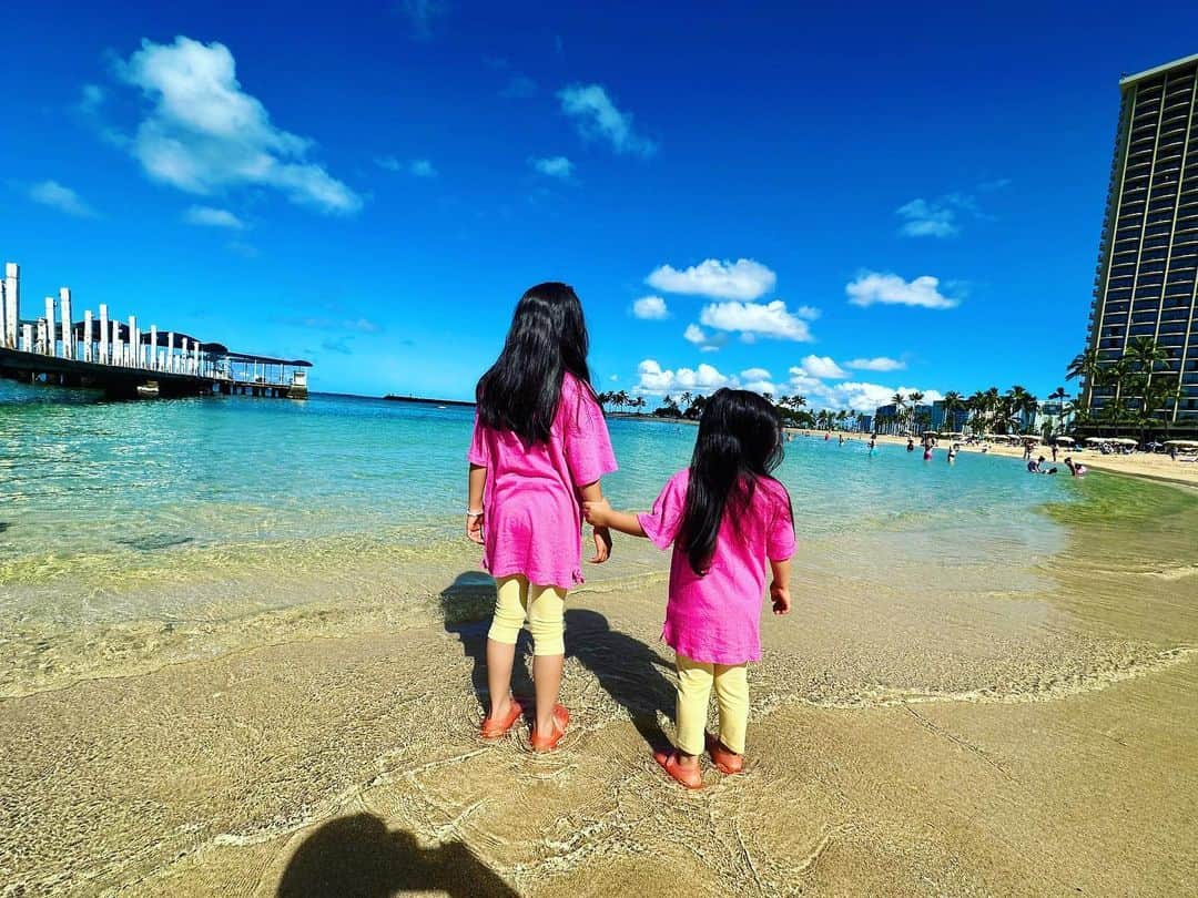 田村淳さんのインスタグラム写真 - (田村淳Instagram)「姉妹が仲良くて嬉しい^_^ ネエネとジージョ 半年前は砂浜を歩くのを嫌ってたジージョが、もう平気になったみたい✨ネエネが色々教えられるようになったせいか、ジージョが安心して海に入ってる^_^  娘たちへ 何か大きな問題が生じた時は家族に相談してください。パパとママがこの世にいなかったら姉妹で相談してください。1人で悩みを抱えないこと！問題が起きたら1人で解決しようとしないこと！あなたが無条件で甘えられる相手が家族です。同じくらい信用できるパートナーを探してください 　　　　　　　　　　　　　　　　　パパより」6月9日 10時16分 - atsushilb