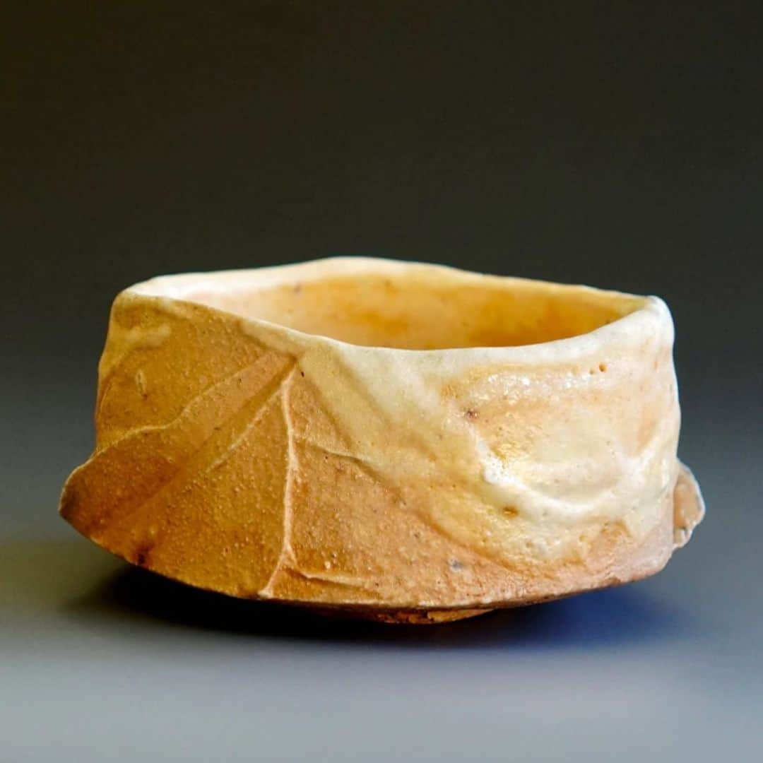 佐竹晃さんのインスタグラム写真 - (佐竹晃Instagram)「Wood fired chawan ( tea ceremony bowl) - shino glaze. 茶碗 薪窯 志野釉　www.akirasatake.com #akirasatake  #tea #teatime #chanoyu #teaceremony #akirasatakeceramics #clay #yunomi #shinoglaze #woodfiredpottery #asheville  #茶碗 #ちゃわん #chawan #gallerymugen  #茶 #陶芸 #陶芸家」6月9日 10時19分 - akirasatake