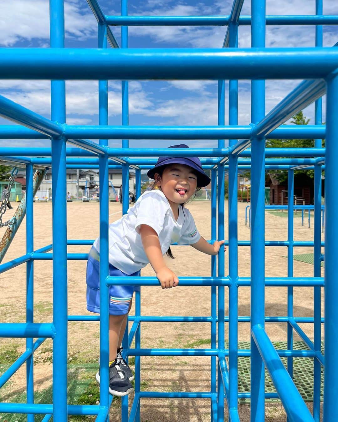 aco.さんのインスタグラム写真 - (aco.Instagram)「2023.6.9  娘が幼稚園イヤイヤになって 1ヶ月が過ぎました  朝の接し方とか慣れてきたものの 先日、熱を出して体調を崩した日から 夕方以降のぐずりがパワーアップ…  食べず嫌いが多い娘なので給食も嫌なのですが （どんなに好きそうな味だからと勧めても 　嫌と思えば断固食べず 　1年後くらいにふと食べておいしいって言ったり…） 先生も無理強いせずに 食べられるご飯・パンとお肉だけを食べてるようなのですが 食べるのイヤイヤは晩御飯にまで派生してきて😂  お皿にほんの一欠片載せていた野菜が気に入らないと 大泣きしてもう手がつけられない…  じゃあそれもう食べなくていいよ、 って言っても聞く耳持たず😇  前は毎日食べてた納豆も食べなくなってしまったし 肉巻きだったら野菜食べてくれるけど （人参、じゃがいもだけ） そんな毎日巻いてられないし笑  体重も増えてないし（むしろやや減ってる）  ただ、今これ以上イヤなことを頑張るキャパは 娘にはないんじゃないかと思うんですよね  あまりに理不尽？に泣きわめく娘を見て 旦那さんと息子は あかんことはあかんって言うたらな わがままに育ってまうんちゃうか、と心配し 昨夜は旦那さんが泣いている娘に 一生懸命話をしていました  きっと今の娘には聞くキャパはないよ… そうは思ったけど 感情的にならずに一生懸命接してくれていたので 少しお任せすることにしました （じゃあ代わりにどうしたらいいか私も分からなかったし 　冷静に話せる自信もなかったし😂）  あまりに長く話しているので息子と心配になり 「そろそろ救済に入った方がええ？ 　なんて言ったらええやろ？」なんて相談し 娘は分かってくれたのか何なのかも分からず とりあえず終わりにして、泣き疲れて寝たのですが… （晩御飯は食べなかったけど 　夕方に軽食食べてたのでまぁ良くはないけどいいか…と）  朝になったらご機嫌だったのですが 「昨日は怒ってご飯食べんでごめんね」って娘が言ってきて  全然分かってないようで めちゃくちゃ分かってるんだな…って びっくりしました  幼稚園の用意はちゃんと自分でしながら だけどいつもより 「ようちえんやめときたい」を何度も言って登園しましたが 幼稚園が見えた時には泣き始めてしまい 娘を抱っこしながら 先生と最近の様子や昨日の話をあれこれ話しして  先生は 「◯◯ちゃんはよく見ててすごく分かってるから 　やらないといけないのも分かってるし 　だけどできない自分に（心と体が同じように動かない） 　すごく葛藤してるというか 　ストレスを感じてるんだと思う  　4月は自分でできてたし 　ご飯だってある程度は今までは（家で）食べれてたし 　きっと今はやれる事だけでいいからやって 　ほんのちょっとずつだけ頑張ることを上乗せしていって 　そしたら時間はかかるかもしれないけど 　戻っていくと思う 　すごく分かってるからね、◯◯ちゃんは」  いつも園での様子もマメに教えて下さるし こちらの話も聞いて下さるけど ひとしきり話してとてもスッキリしたし 先生の言葉にすごく安心しました  旦那さんと息子も わがままを育ててるんじゃないかって心配してたけど そうじゃないって 先生の話を聞いたら思ってくれるかな  泣いてた娘も先生と私が話しているうちに少し泣き止んで ちょっと笑って出席ノートにシールを貼ったりして それは私の心もほぐれたからだと思う  娘が泣き止まない夜、 もうどうしたらいいかこっちが泣きたくなったけど 先生に話したらちょっと笑い話になった  息子の時には出来てなかったかもしれないけど 自分の情けない話も笑って話すようにしてる  そう思えるようになって、 子育ては失敗の連続だけど （もちろん日々小さな成功も沢山ある！） 笑い話にしてまた頑張ればいい、と思って 何だかすごく楽になった気はします  11年経っても子育ては新米だなぁ . . . 写真は「さようなら」した後 ジャングルジムで遊んでみたら 今まで怖くて登れなかったのに 上まで登れるようになっていてびっくり  幼稚園イヤイヤで 前より何もしなくなってしまったように見えるけど やっぱりできるようになってること沢山あるんだよね  ちなみに歌と手遊びは大好きで 人一倍大きな声で腕をブンブン振りながら 歌ってるそうなので安心 笑 . . . . . #aco子育て記録 . #登園拒否 ？ #季節を楽しむ暮らし #マイホーム #こどものいる暮らし #こどもと暮らす #子育てを楽しむ #3歳 #3歳女の子 #10月生まれ #幼稚園児 #こどものいる暮らし #こどもと暮らす #子育てを楽しむ  #11歳差子育て #中3男子 #14歳 #年の差兄妹 #年の差育児  #暮らしを楽しむ家づくり #暮らしの記録 #日常の記録 #日常を楽しむ #日常を楽しく .」6月9日 10時24分 - aco.chaaaaan