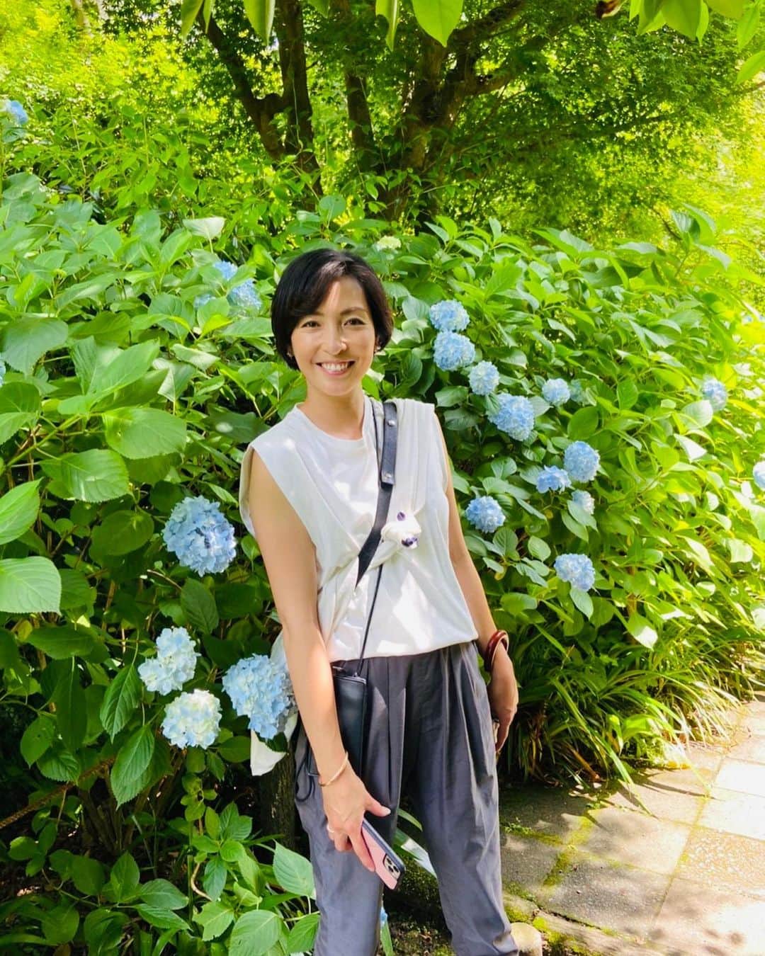 蒲生麻由のインスタグラム：「ちょっと時間ができたので、 フラッと明月院へ紫陽花を見に行ってきました💕  並んでるかなーと思いきや、 すんなり入れてラッキー😚  明月ブルーは素敵だったわ🌸  もちろん、紫陽花も素敵ですが、 個人的には9枚目の『苔&キノコ』と、 4枚目の『木陰でくつろぐカエルさん』も好き⭐︎ 普通に見てたら見逃がしちゃうような所に、 ちょっとした遊びがあったりして楽しい🤭 行ったら是非探してみてください💕  #紫陽花 #明月院 #明月院ブルー  #明月院の紫陽花 #ちょっと鎌倉散歩 #ファインダー越しの私の世界 #Hydrangea #hydrangeaseason #hydrangeaflowers  #meigetsuin」