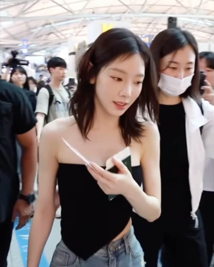 のインスタグラム：「safe flight ♡🐾 -taeyeon’s from Incheon Airport to Hong Kong 🇭🇰  @taeyeon_ss  #태연 #TAEYEON」