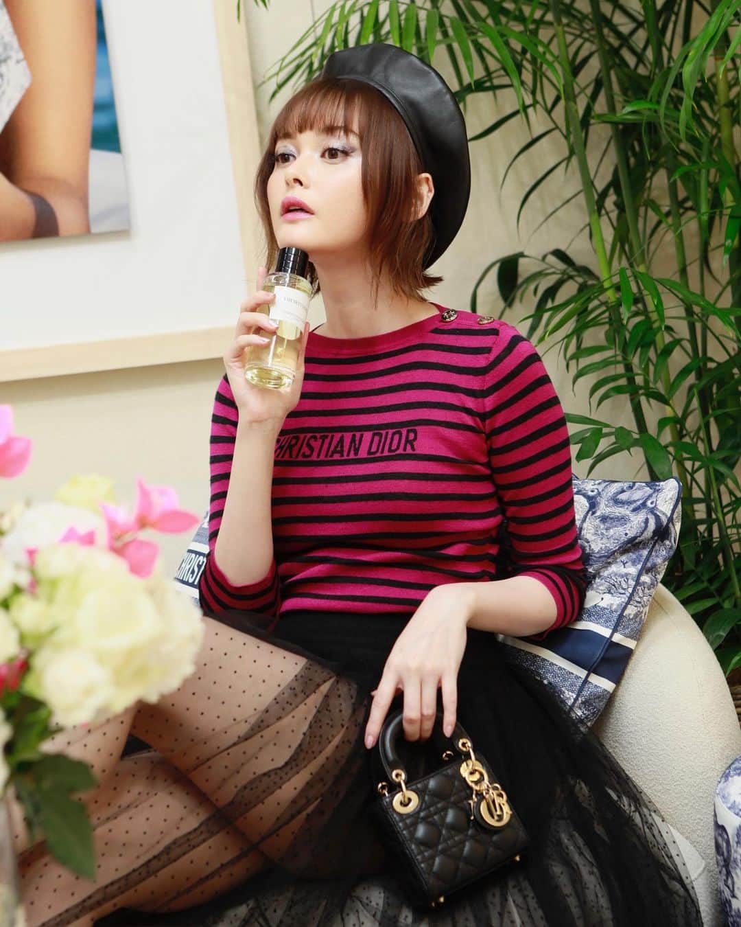 玉城ティナのインスタグラム：「diorbeautyの新しい香水のPOPUPに行きました。  ディオリビエラは、クリスチャン・ディオールがこよなく愛したリビエラとの記憶を物語り、そして南仏に降り注ぐ優しい太陽の日差しからインスピレーションを得て作られました。  開放的なリゾートを連想させ、まさに人生を謳歌させてくれるような香り。  この季節にぴったりですが、肌にまとうと1日を通してあらゆる表情に変化します。   ローズ、いちじくの出会いからはじまる香りと蜂蜜のようなとろりとした色合い。輝くような日に導くためにつけたい香水です。  原宿にて期間限定のイベントも開催中なのでぜひ体験してみて下さい。  @diorbeauty @dior  #メゾンクリスチャンディオール #ルジャルダンディオリビエラ  #ディオールファインジュエリー #LEJARDINDIORIVIERA   #SUPPORTEDBYDIOR  🤍@sachikogarcia_」