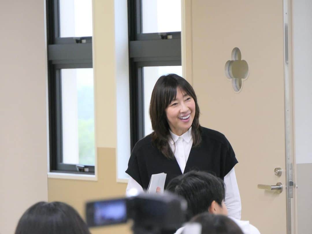 小西美穂のインスタグラム：「きょうは6月9日ロックの日。 私の誕生日です！ ⁡ きのうは授業冒頭に、 学生が入力する出席表のコメント欄が突然、 「先生、お誕生日おめでとうございます！！」 「明日おめでとうございます！！！」 で埋め尽くされだして、  ビックリして、嬉しくて、 教卓でウルっときてしまいました😭😭😭 ⁡ 職員とTAさんと学生たちのサプライズでした。 本当にありがとうございました🎁🎂🎉 ⁡ いくつになっても新しい挑戦はできる！ 思うようにいかないこともあるけど こんな喜びもある！！ だから今年一年も若者のために頑張ります！ ⁡ みなさんにとって ロックな一日になりますように🐥🎸 ・ #誕生日  #6月9日生まれ #ロックの日  #サプライズ #birthday #感謝」