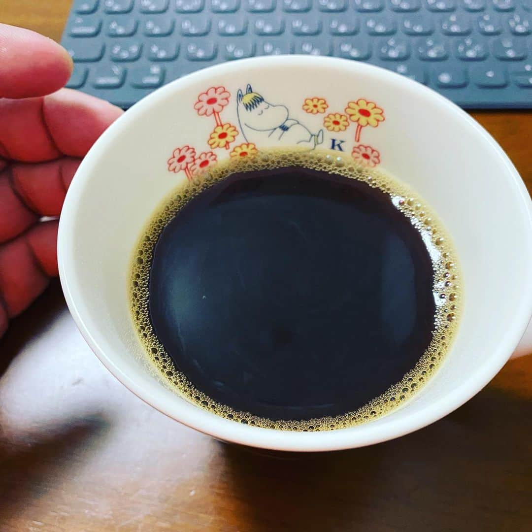 カバさんのインスタグラム写真 - (カバInstagram)「コーヒーチャレンジ☕️  おはようございます！ 本日もコーヒーから！ (86日目)  今日は全身筋肉痛で目覚めました！バッキバキです！ 夜はご飯会なので、しっかり適度な運動をしてから挑みたいと思います！  ちなみに体重は少しずつ緩やかに減ってたのですが、8日目にしてちょい増えてました！なんでやねん！  いや、思い当たる節あるけど！ 前日の焼肉やろ！ それはそれは思いっきり食べましたからね！  あと昨日雨降ってたから、ちょっと身体が吸ったか、、？🤔  どちらにせよここも適度な運動で落としていきたいと思います！  皆さん、今日も良い一日を！  #吉本新喜劇 #カバ #コーヒーチャレンジ #苦手なコーヒーをお茶の感覚で飲めるようになるまでの道のり #コーヒー #カフェ #カフェ巡り #喫茶店巡り #coffee #coffeechallenge #Cafe #MOUNT HAGEN #ARABICA CAFE #instant #カバッチグー #どーゆーそれー」6月9日 10時52分 - kabaking0129