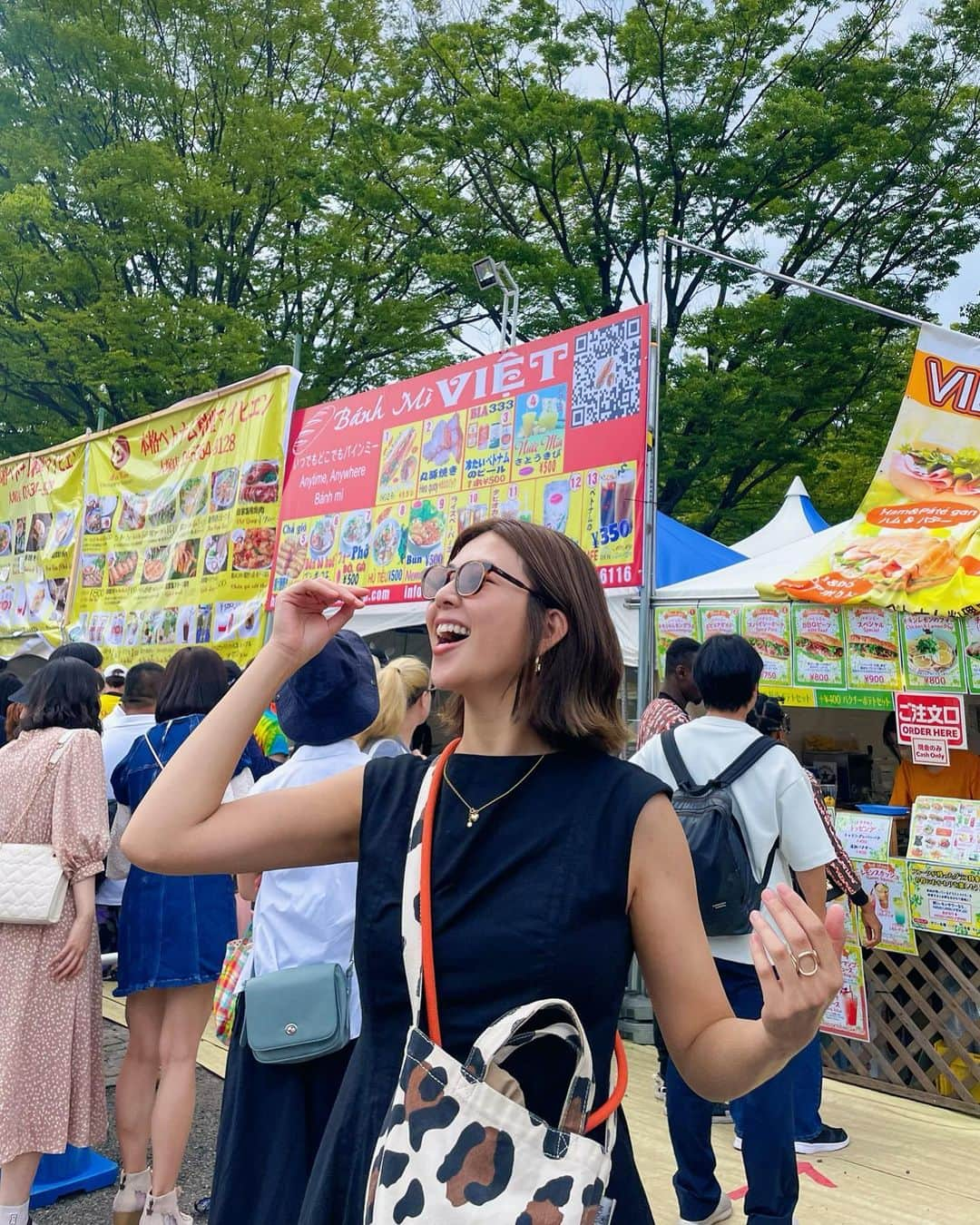 吉田夏海のインスタグラム：「ベトナムフェス🇻🇳  代々木公園で開催されてたベトナムフェスに行ってきたよ🌼  この日はめちゃくちゃ暑かったし、人がとにかく多くて食べたかったブンボー食べてバインミー買ってすぐ退散🥹  あーベトナム旅行に行きたくなった❤️‍🔥❤️‍🔥❤️‍🔥  #ベトナムフェス #ベトナム料理 #代々木公園」