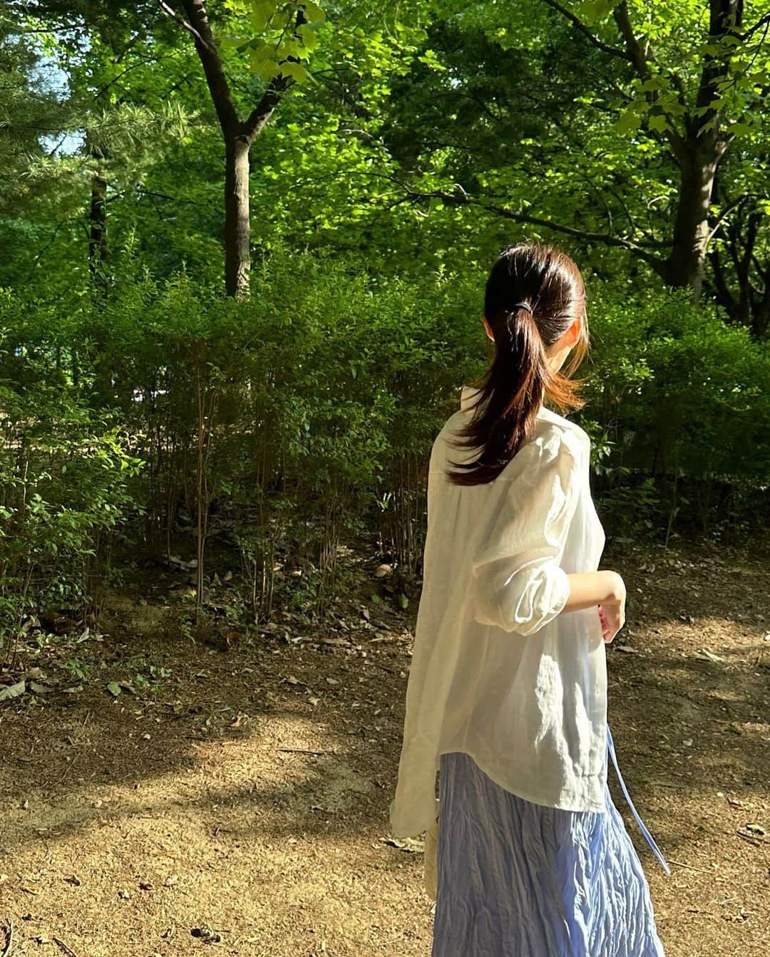 キム・ミニさんのインスタグラム写真 - (キム・ミニInstagram)「많이 기다리셨죠❤️  야들야들하고 톡톡한 질감,  깃털같은 가벼움,  공기같은 쾌적함,  프리미엄 린넨 100% 소재에서만 나올 수 있는 분위기,  툭 걸치거나 루즈하게 떨어지는 핏 고대로 입어줘도 예쁘지만 상의를 안에 넣어 입어도 너무 후들거리거나 빳빳하지 않아 자연스럽게 풍성한 느낌으로 연출돼요.   그냥 평범한 가격이어도 구매하셨겠지만, 특가 이벤트를 멈출 수 없어요… 왜냐하면 이 셔츠는 여름에 필수로 꼭 구비해두셔야 하거든요.  원단 뿐만 아니라 카라 깃의 볼륨감과 백라인에 핀턱이 잡혀 디테일이 베이직함 안에 숨어 있어 더 고급스러운 핏이 나와요.  달라붙지 않는 낭낭한 루즈핏으로 사이즈 구애없이 누구나 예쁘게 입으실 수 있을 거예요.  𝗢𝗣𝗘𝗡  🪡 𝖯𝗎𝗋𝖾 𝖫𝗂𝗇𝖾𝗇 𝟣𝟢𝟢 𝖲𝗎𝗆𝗆𝖾𝗋 𝖲𝗁𝗂𝗋𝗍 🌞🩷  #mimiwormade #퓨어린넨썸머셔츠」6月9日 11時04分 - mimiwor