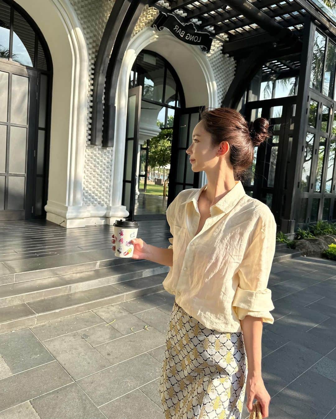 キム・ミニさんのインスタグラム写真 - (キム・ミニInstagram)「많이 기다리셨죠❤️  야들야들하고 톡톡한 질감,  깃털같은 가벼움,  공기같은 쾌적함,  프리미엄 린넨 100% 소재에서만 나올 수 있는 분위기,  툭 걸치거나 루즈하게 떨어지는 핏 고대로 입어줘도 예쁘지만 상의를 안에 넣어 입어도 너무 후들거리거나 빳빳하지 않아 자연스럽게 풍성한 느낌으로 연출돼요.   그냥 평범한 가격이어도 구매하셨겠지만, 특가 이벤트를 멈출 수 없어요… 왜냐하면 이 셔츠는 여름에 필수로 꼭 구비해두셔야 하거든요.  원단 뿐만 아니라 카라 깃의 볼륨감과 백라인에 핀턱이 잡혀 디테일이 베이직함 안에 숨어 있어 더 고급스러운 핏이 나와요.  달라붙지 않는 낭낭한 루즈핏으로 사이즈 구애없이 누구나 예쁘게 입으실 수 있을 거예요.  𝗢𝗣𝗘𝗡  🪡 𝖯𝗎𝗋𝖾 𝖫𝗂𝗇𝖾𝗇 𝟣𝟢𝟢 𝖲𝗎𝗆𝗆𝖾𝗋 𝖲𝗁𝗂𝗋𝗍 🌞🩷  #mimiwormade #퓨어린넨썸머셔츠」6月9日 11時04分 - mimiwor