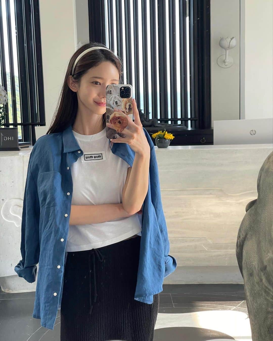 キム・ミニさんのインスタグラム写真 - (キム・ミニInstagram)「많이 기다리셨죠❤️  야들야들하고 톡톡한 질감,  깃털같은 가벼움,  공기같은 쾌적함,  프리미엄 린넨 100% 소재에서만 나올 수 있는 분위기,  툭 걸치거나 루즈하게 떨어지는 핏 고대로 입어줘도 예쁘지만 상의를 안에 넣어 입어도 너무 후들거리거나 빳빳하지 않아 자연스럽게 풍성한 느낌으로 연출돼요.   그냥 평범한 가격이어도 구매하셨겠지만, 특가 이벤트를 멈출 수 없어요… 왜냐하면 이 셔츠는 여름에 필수로 꼭 구비해두셔야 하거든요.  원단 뿐만 아니라 카라 깃의 볼륨감과 백라인에 핀턱이 잡혀 디테일이 베이직함 안에 숨어 있어 더 고급스러운 핏이 나와요.  달라붙지 않는 낭낭한 루즈핏으로 사이즈 구애없이 누구나 예쁘게 입으실 수 있을 거예요.  𝗢𝗣𝗘𝗡  🪡 𝖯𝗎𝗋𝖾 𝖫𝗂𝗇𝖾𝗇 𝟣𝟢𝟢 𝖲𝗎𝗆𝗆𝖾𝗋 𝖲𝗁𝗂𝗋𝗍 🌞🩷  #mimiwormade #퓨어린넨썸머셔츠」6月9日 11時04分 - mimiwor