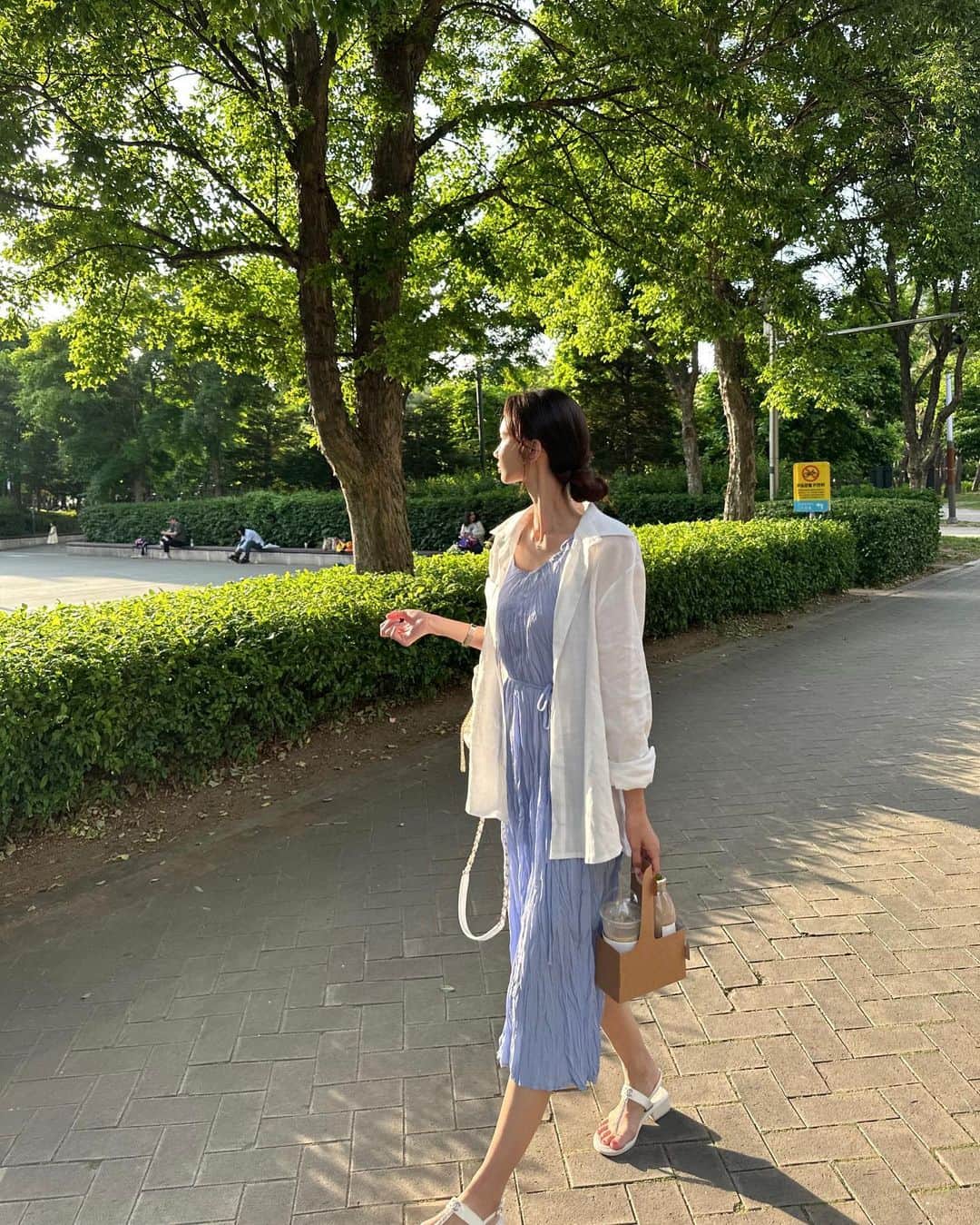 キム・ミニさんのインスタグラム写真 - (キム・ミニInstagram)「많이 기다리셨죠❤️  야들야들하고 톡톡한 질감,  깃털같은 가벼움,  공기같은 쾌적함,  프리미엄 린넨 100% 소재에서만 나올 수 있는 분위기,  툭 걸치거나 루즈하게 떨어지는 핏 고대로 입어줘도 예쁘지만 상의를 안에 넣어 입어도 너무 후들거리거나 빳빳하지 않아 자연스럽게 풍성한 느낌으로 연출돼요.   그냥 평범한 가격이어도 구매하셨겠지만, 특가 이벤트를 멈출 수 없어요… 왜냐하면 이 셔츠는 여름에 필수로 꼭 구비해두셔야 하거든요.  원단 뿐만 아니라 카라 깃의 볼륨감과 백라인에 핀턱이 잡혀 디테일이 베이직함 안에 숨어 있어 더 고급스러운 핏이 나와요.  달라붙지 않는 낭낭한 루즈핏으로 사이즈 구애없이 누구나 예쁘게 입으실 수 있을 거예요.  𝗢𝗣𝗘𝗡  🪡 𝖯𝗎𝗋𝖾 𝖫𝗂𝗇𝖾𝗇 𝟣𝟢𝟢 𝖲𝗎𝗆𝗆𝖾𝗋 𝖲𝗁𝗂𝗋𝗍 🌞🩷  #mimiwormade #퓨어린넨썸머셔츠」6月9日 11時04分 - mimiwor