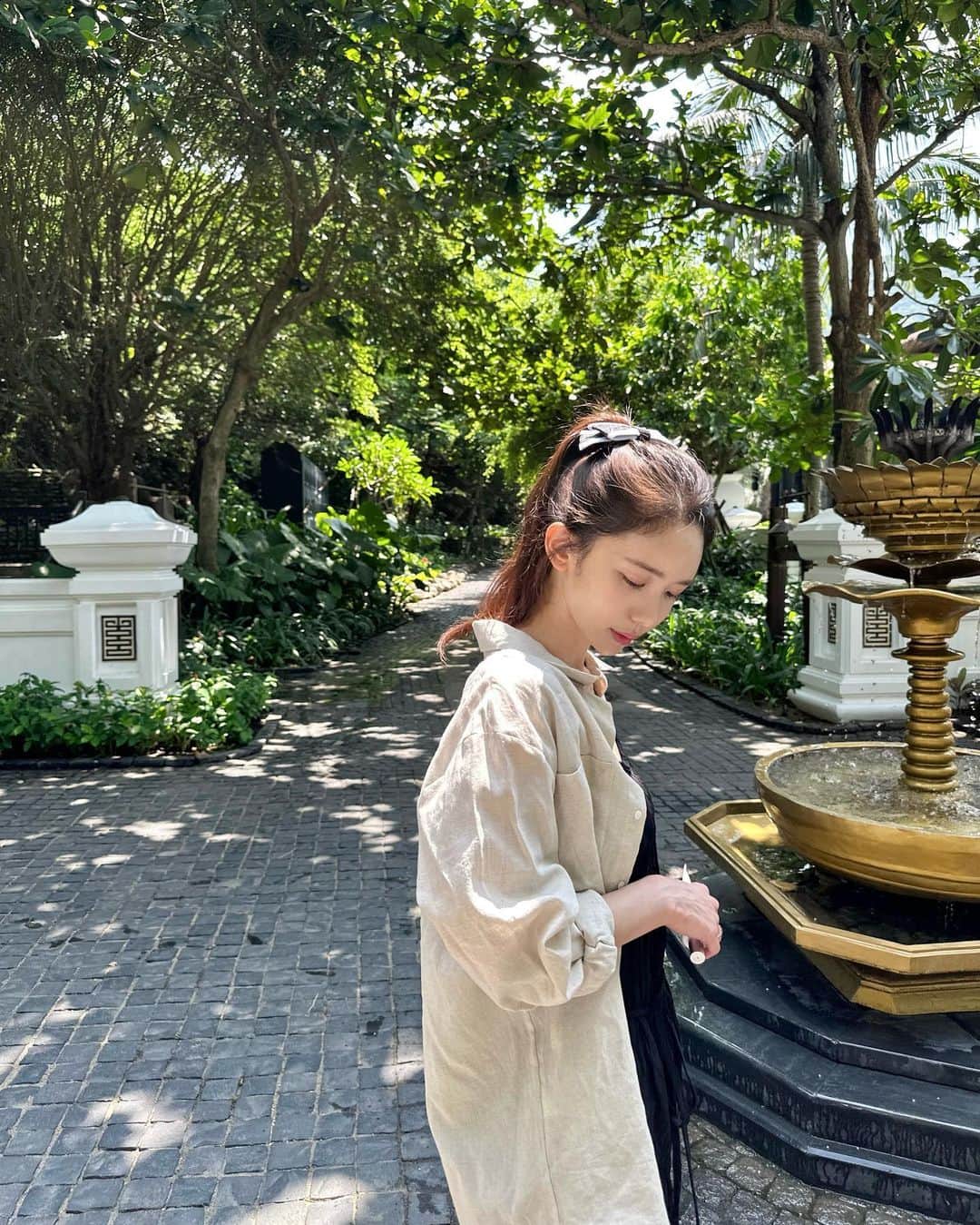 キム・ミニさんのインスタグラム写真 - (キム・ミニInstagram)「많이 기다리셨죠❤️  야들야들하고 톡톡한 질감,  깃털같은 가벼움,  공기같은 쾌적함,  프리미엄 린넨 100% 소재에서만 나올 수 있는 분위기,  툭 걸치거나 루즈하게 떨어지는 핏 고대로 입어줘도 예쁘지만 상의를 안에 넣어 입어도 너무 후들거리거나 빳빳하지 않아 자연스럽게 풍성한 느낌으로 연출돼요.   그냥 평범한 가격이어도 구매하셨겠지만, 특가 이벤트를 멈출 수 없어요… 왜냐하면 이 셔츠는 여름에 필수로 꼭 구비해두셔야 하거든요.  원단 뿐만 아니라 카라 깃의 볼륨감과 백라인에 핀턱이 잡혀 디테일이 베이직함 안에 숨어 있어 더 고급스러운 핏이 나와요.  달라붙지 않는 낭낭한 루즈핏으로 사이즈 구애없이 누구나 예쁘게 입으실 수 있을 거예요.  𝗢𝗣𝗘𝗡  🪡 𝖯𝗎𝗋𝖾 𝖫𝗂𝗇𝖾𝗇 𝟣𝟢𝟢 𝖲𝗎𝗆𝗆𝖾𝗋 𝖲𝗁𝗂𝗋𝗍 🌞🩷  #mimiwormade #퓨어린넨썸머셔츠」6月9日 11時04分 - mimiwor