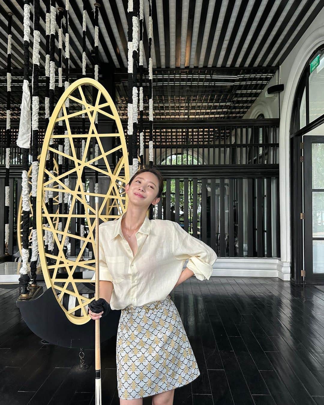 キム・ミニさんのインスタグラム写真 - (キム・ミニInstagram)「많이 기다리셨죠❤️  야들야들하고 톡톡한 질감,  깃털같은 가벼움,  공기같은 쾌적함,  프리미엄 린넨 100% 소재에서만 나올 수 있는 분위기,  툭 걸치거나 루즈하게 떨어지는 핏 고대로 입어줘도 예쁘지만 상의를 안에 넣어 입어도 너무 후들거리거나 빳빳하지 않아 자연스럽게 풍성한 느낌으로 연출돼요.   그냥 평범한 가격이어도 구매하셨겠지만, 특가 이벤트를 멈출 수 없어요… 왜냐하면 이 셔츠는 여름에 필수로 꼭 구비해두셔야 하거든요.  원단 뿐만 아니라 카라 깃의 볼륨감과 백라인에 핀턱이 잡혀 디테일이 베이직함 안에 숨어 있어 더 고급스러운 핏이 나와요.  달라붙지 않는 낭낭한 루즈핏으로 사이즈 구애없이 누구나 예쁘게 입으실 수 있을 거예요.  𝗢𝗣𝗘𝗡  🪡 𝖯𝗎𝗋𝖾 𝖫𝗂𝗇𝖾𝗇 𝟣𝟢𝟢 𝖲𝗎𝗆𝗆𝖾𝗋 𝖲𝗁𝗂𝗋𝗍 🌞🩷  #mimiwormade #퓨어린넨썸머셔츠」6月9日 11時04分 - mimiwor