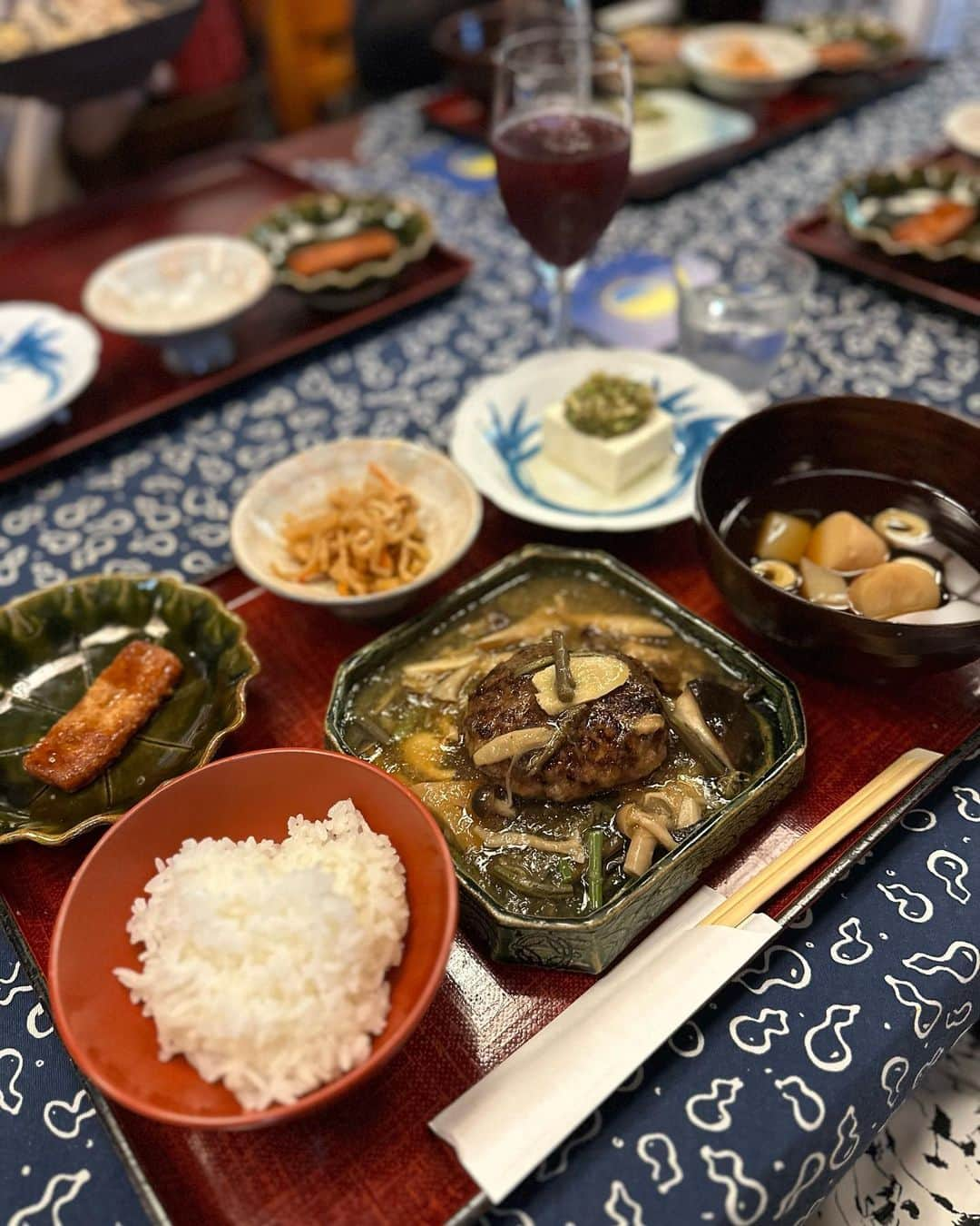 RISAさんのインスタグラム写真 - (RISAInstagram)「月山・西川 『雪と山と森の幸』食堂  山形県にある月山.西川 蕎麦、月山和牛、山菜料理が体験できる 期間限定レストランに行ってきました🤍  ランチメニューは地元食材を使った定食が数種類あり、地酒の月山ビールやワイン、日本酒なども楽しめます😆🍺🍷🍶  希少で限られた時期にしか味わえない 月山.西川の食を是非食事に行ってみてね🥰  -------------------------------------- 2023年6月8日〜7月22日限定Open 11時〜15時　※定休日　日曜日.月曜日 日本橋人形町　「きくや（はなれ）」 --------------------------------------  予約はLINE、もしくはInstagramから DMで出来るみたいです✨✨  #山形県#西川町#月山#ご当地グルメ#人形町#きくやはなれ#地酒#ランチ#グルメ#定食#食堂#ふるさと納税#食べるの好き  #モルトポーク#山菜#月山和牛#蕎麦#期間限定」6月9日 10時56分 - arilady0423