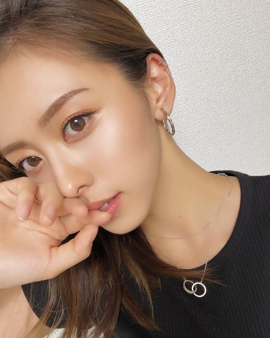 山川 二千翔のインスタグラム：「ちょい足しアクセサリー🤍🛍 イヤーカフを付けるといつもより気分も上がるね🪞!!  @thelimely   #イヤーカフ #earcuff #pr」