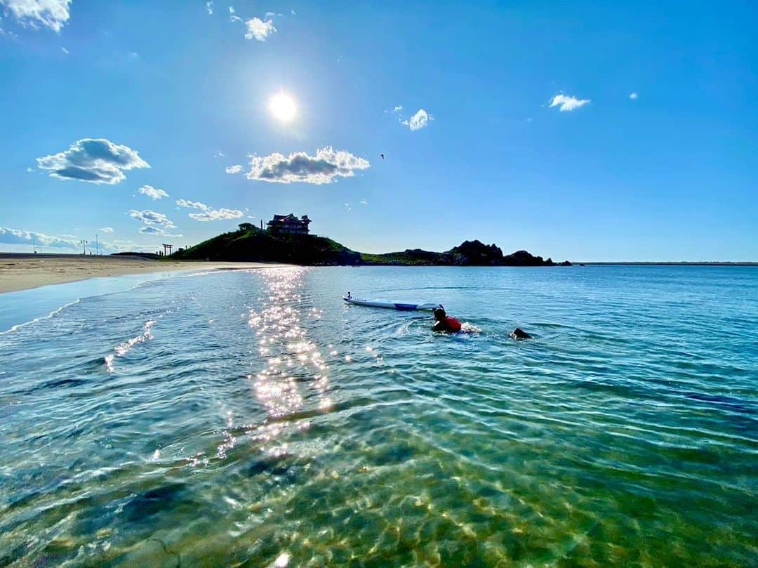 新山大さんのインスタグラム写真 - (新山大Instagram)「蕪島でスタンドアップパドルボード⛩️🏄‍♂️🌊  #蕪島 #八戸 #サップ #SUP #蕪サップ #たのサップ　 #むずサップ #ボブサップ #スタンドアップしたらすぐドボン #結局ほとんどボードの上に座ってた #ハレのちリサーチ #ABA #ハレのちあした #6月12日放送 #戸川さんありがとうございました！」6月9日 10時59分 - dai_niiyama